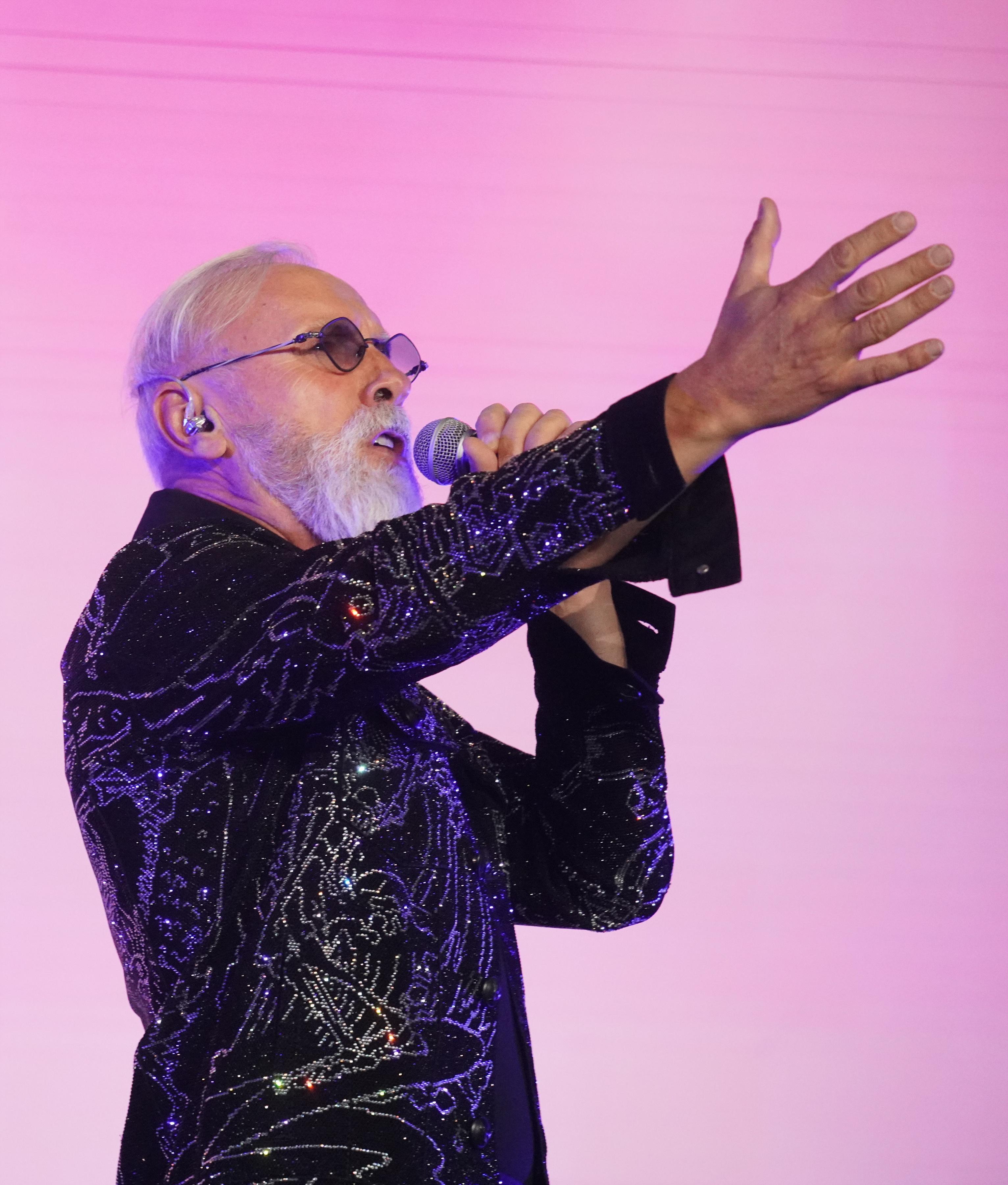 Dino Merlin held the second of four scheduled concerts in Stark Arena.Dino Merlin je odrzao drugi od cetiri zakazana koncerta u Stark Areni.