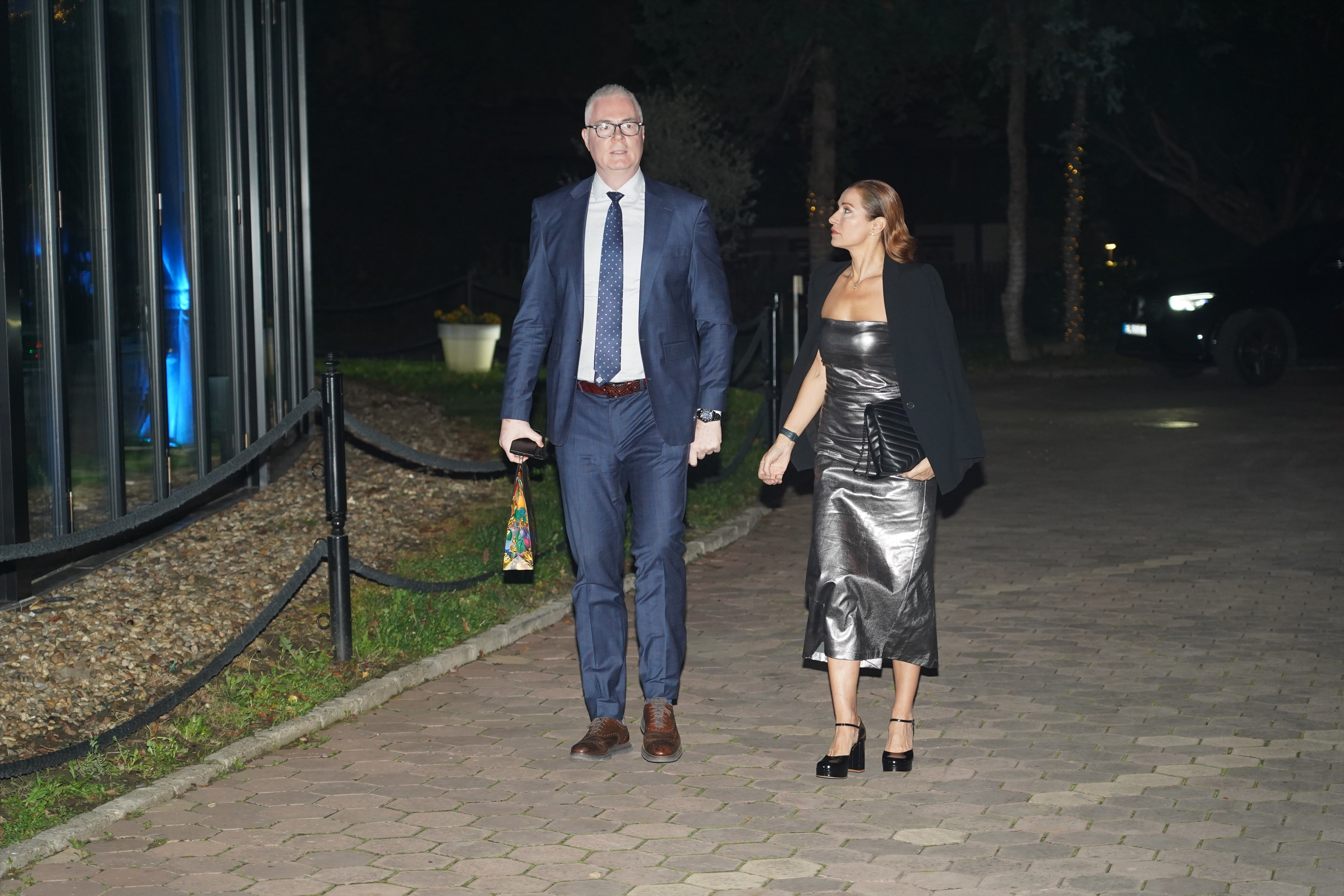 Harmonica player Aleksandar Sofronijevic celebrated his 40th birthday in the restaurant Topciderac.Harmonikas Aleksandar Sofronijevic proslavio je 40. rodjedan u restoranu Topciderac.