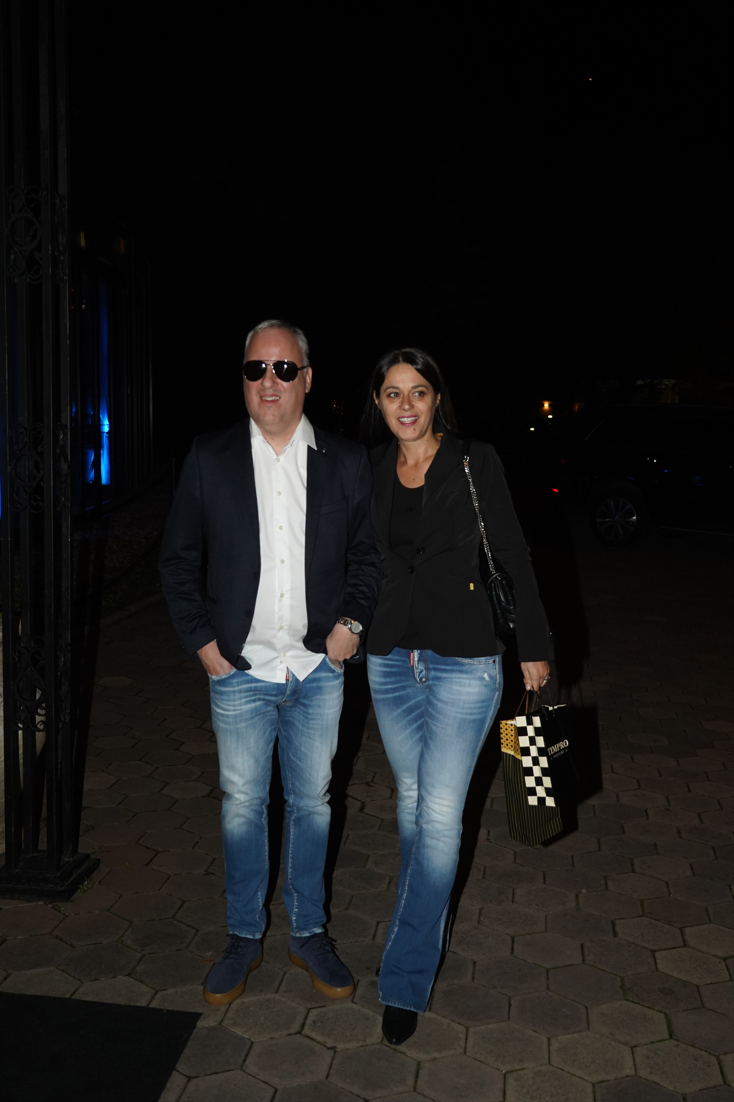 Harmonica player Aleksandar Sofronijevic celebrated his 40th birthday in the restaurant Topciderac.Harmonikas Aleksandar Sofronijevic proslavio je 40. rodjedan u restoranu Topciderac.