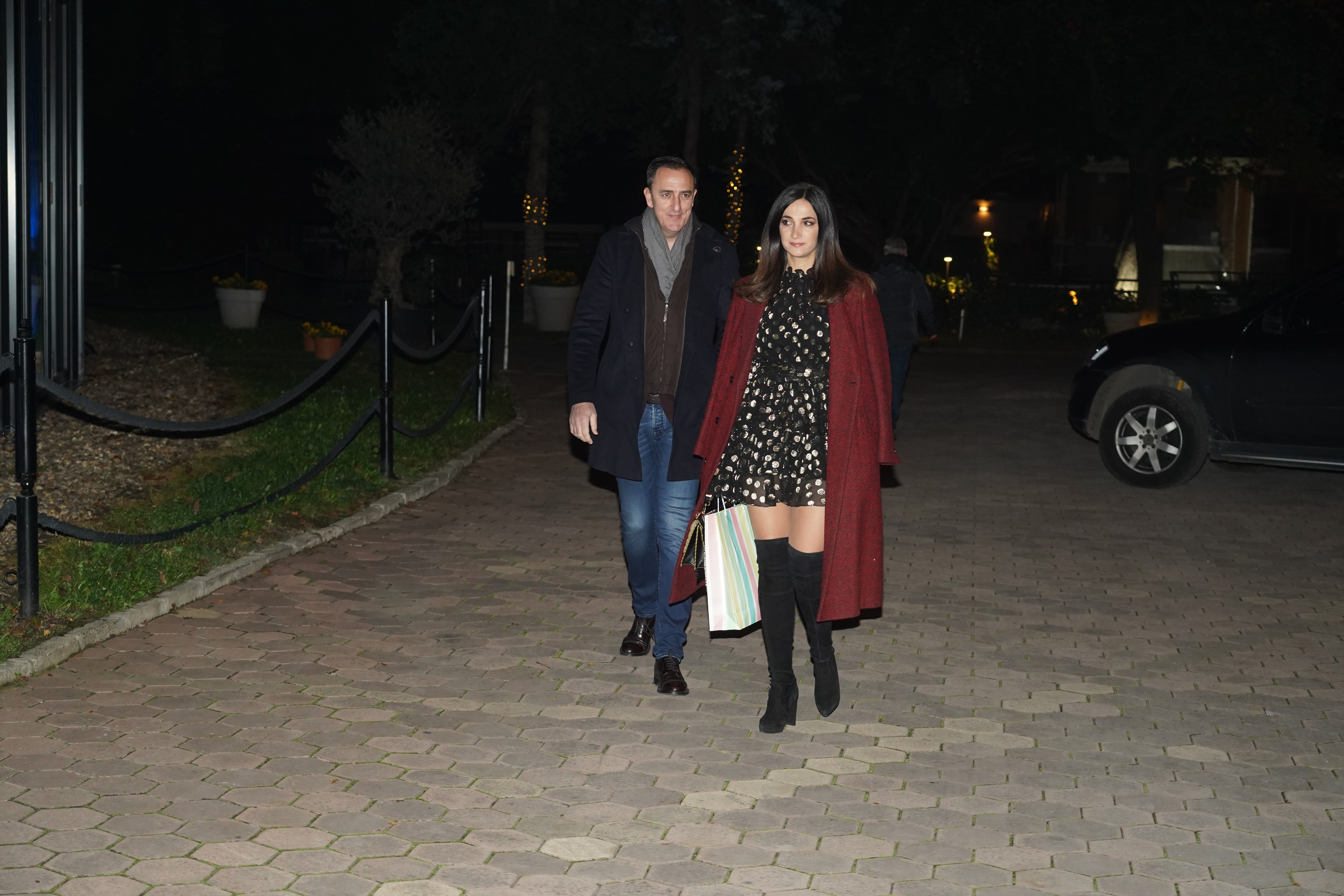 Harmonica player Aleksandar Sofronijevic celebrated his 40th birthday in the restaurant Topciderac.Harmonikas Aleksandar Sofronijevic proslavio je 40. rodjedan u restoranu Topciderac.