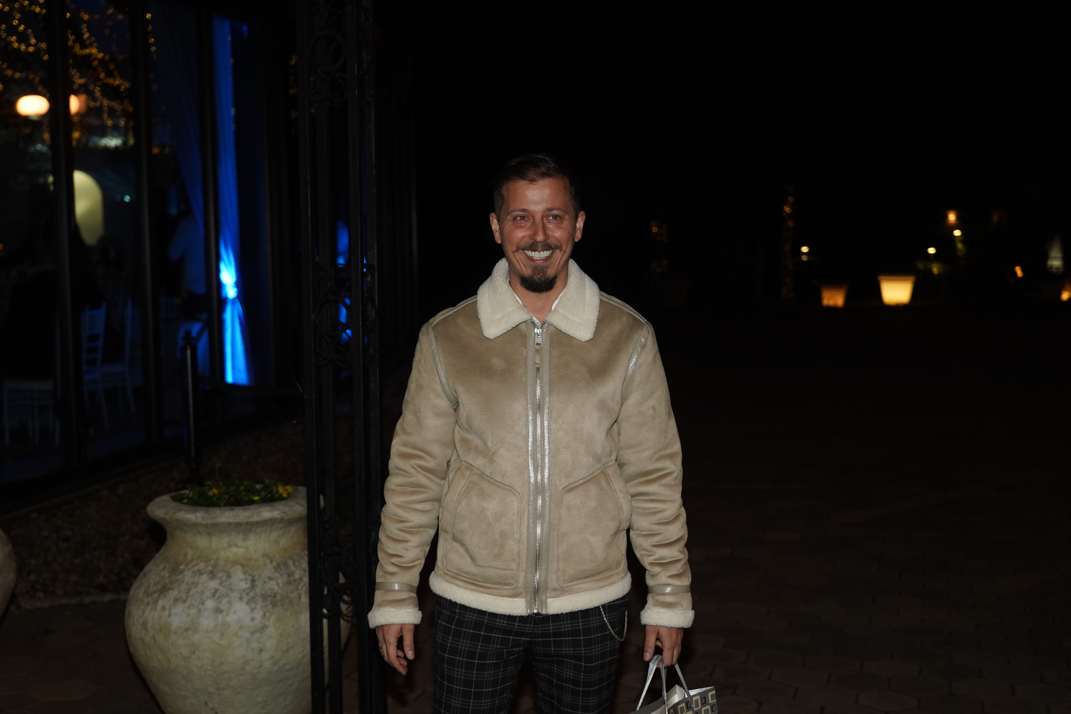 Harmonica player Aleksandar Sofronijevic celebrated his 40th birthday in the restaurant Topciderac.Harmonikas Aleksandar Sofronijevic proslavio je 40. rodjedan u restoranu Topciderac.