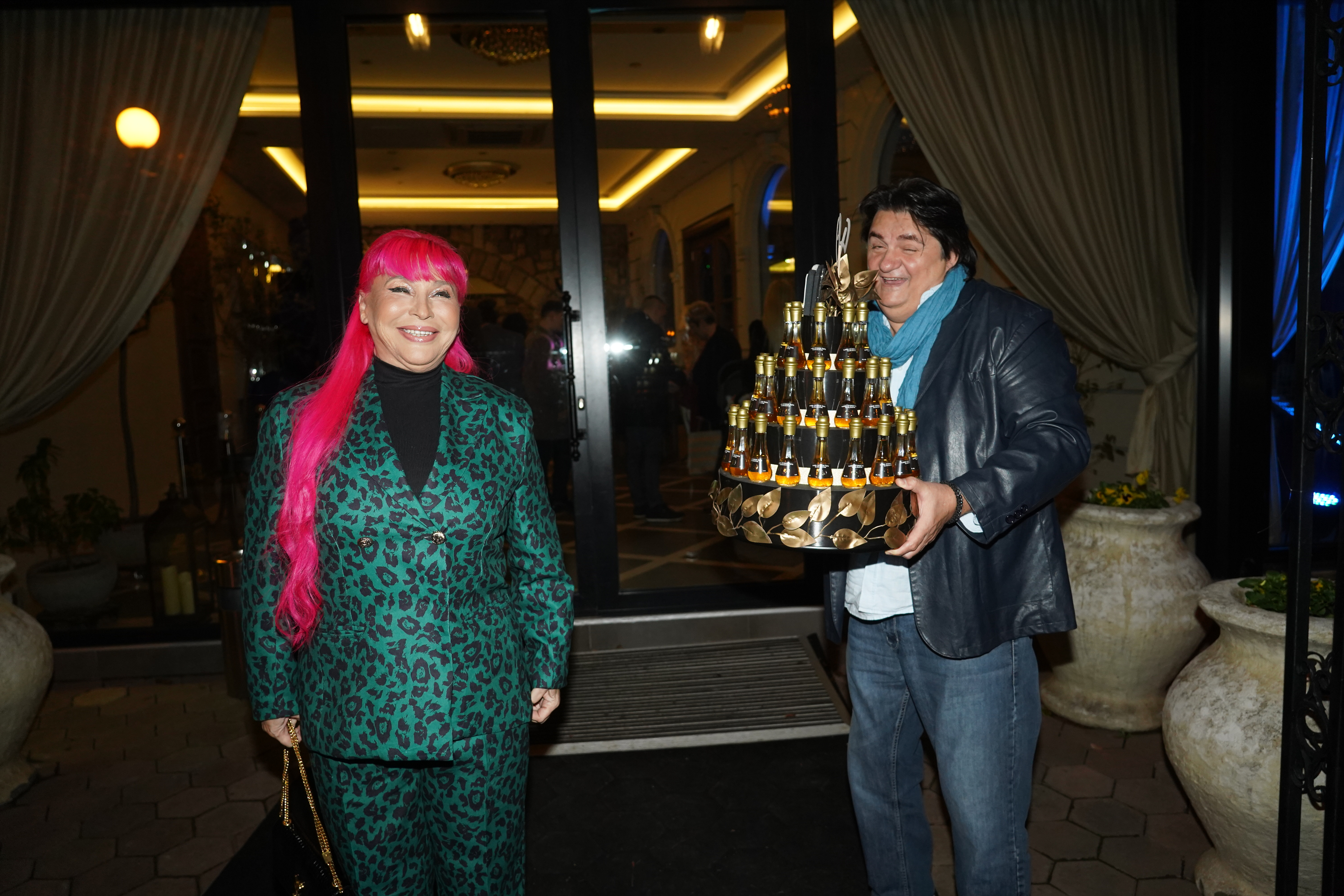 Harmonica player Aleksandar Sofronijevic celebrated his 40th birthday in the restaurant Topciderac.Harmonikas Aleksandar Sofronijevic proslavio je 40. rodjedan u restoranu Topciderac.