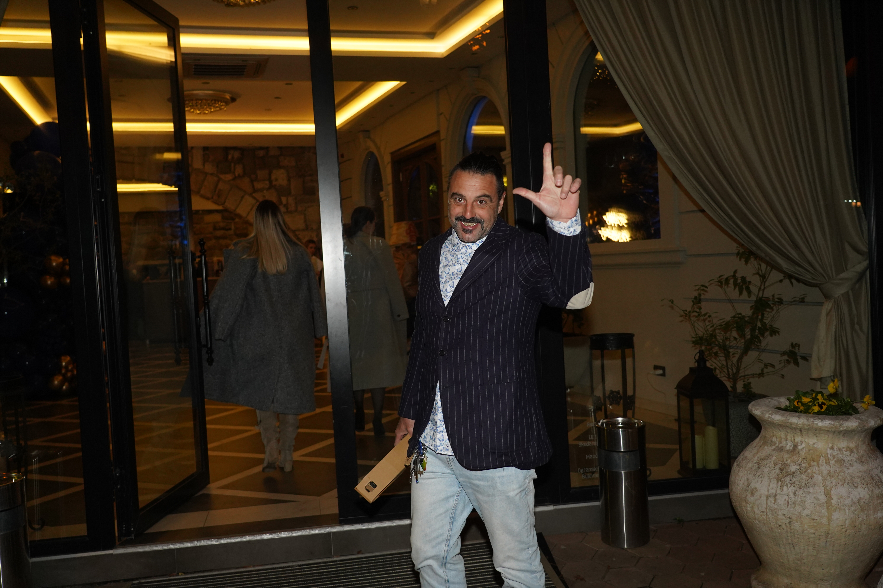 Harmonica player Aleksandar Sofronijevic celebrated his 40th birthday in the restaurant Topciderac.Harmonikas Aleksandar Sofronijevic proslavio je 40. rodjedan u restoranu Topciderac.