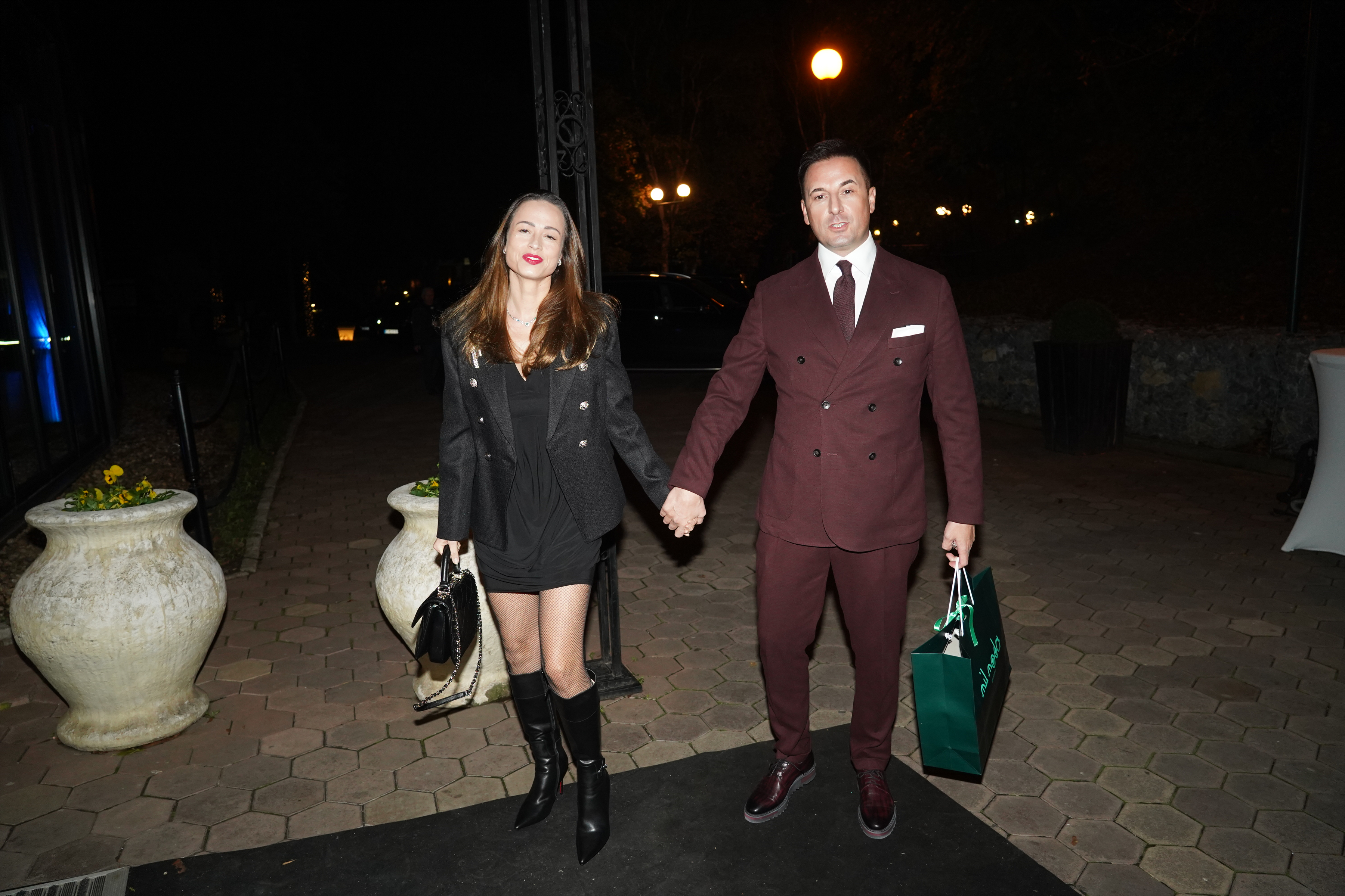 Harmonica player Aleksandar Sofronijevic celebrated his 40th birthday in the restaurant Topciderac.Harmonikas Aleksandar Sofronijevic proslavio je 40. rodjedan u restoranu Topciderac.