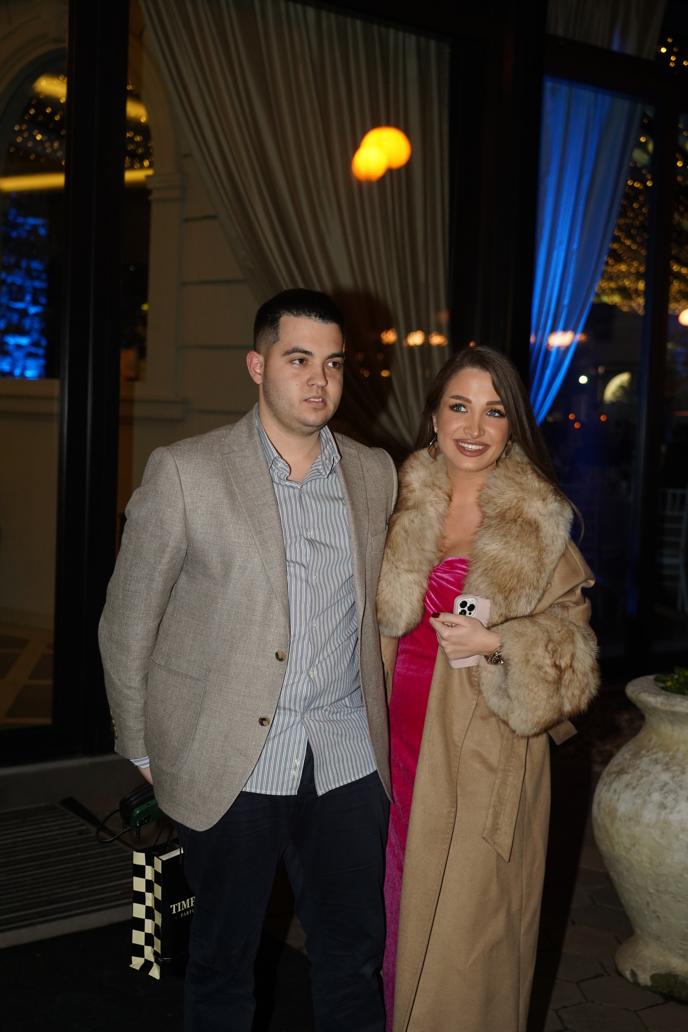 Harmonica player Aleksandar Sofronijevic celebrated his 40th birthday in the restaurant Topciderac.Harmonikas Aleksandar Sofronijevic proslavio je 40. rodjedan u restoranu Topciderac.