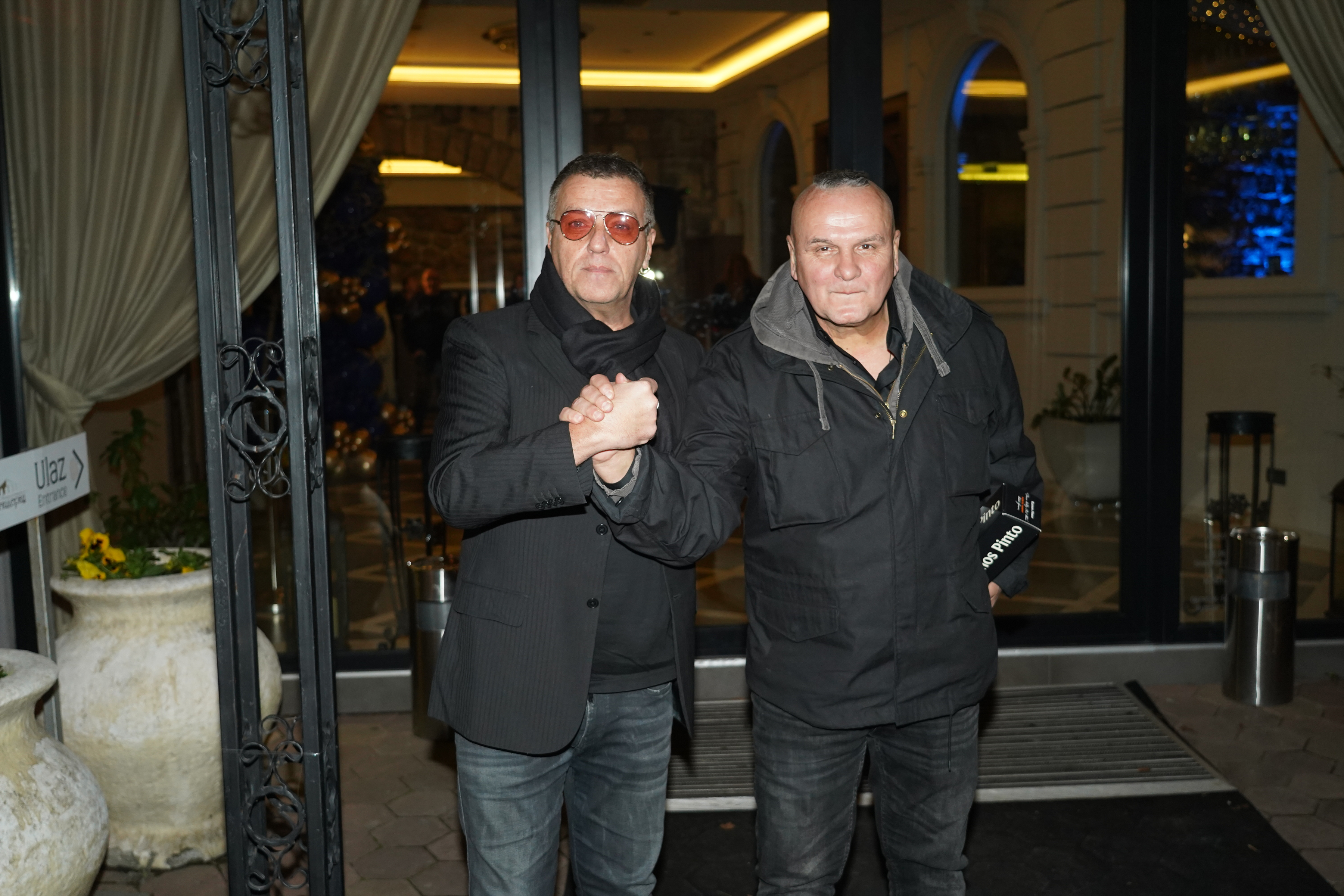 Harmonica player Aleksandar Sofronijevic celebrated his 40th birthday in the restaurant Topciderac.Harmonikas Aleksandar Sofronijevic proslavio je 40. rodjedan u restoranu Topciderac.