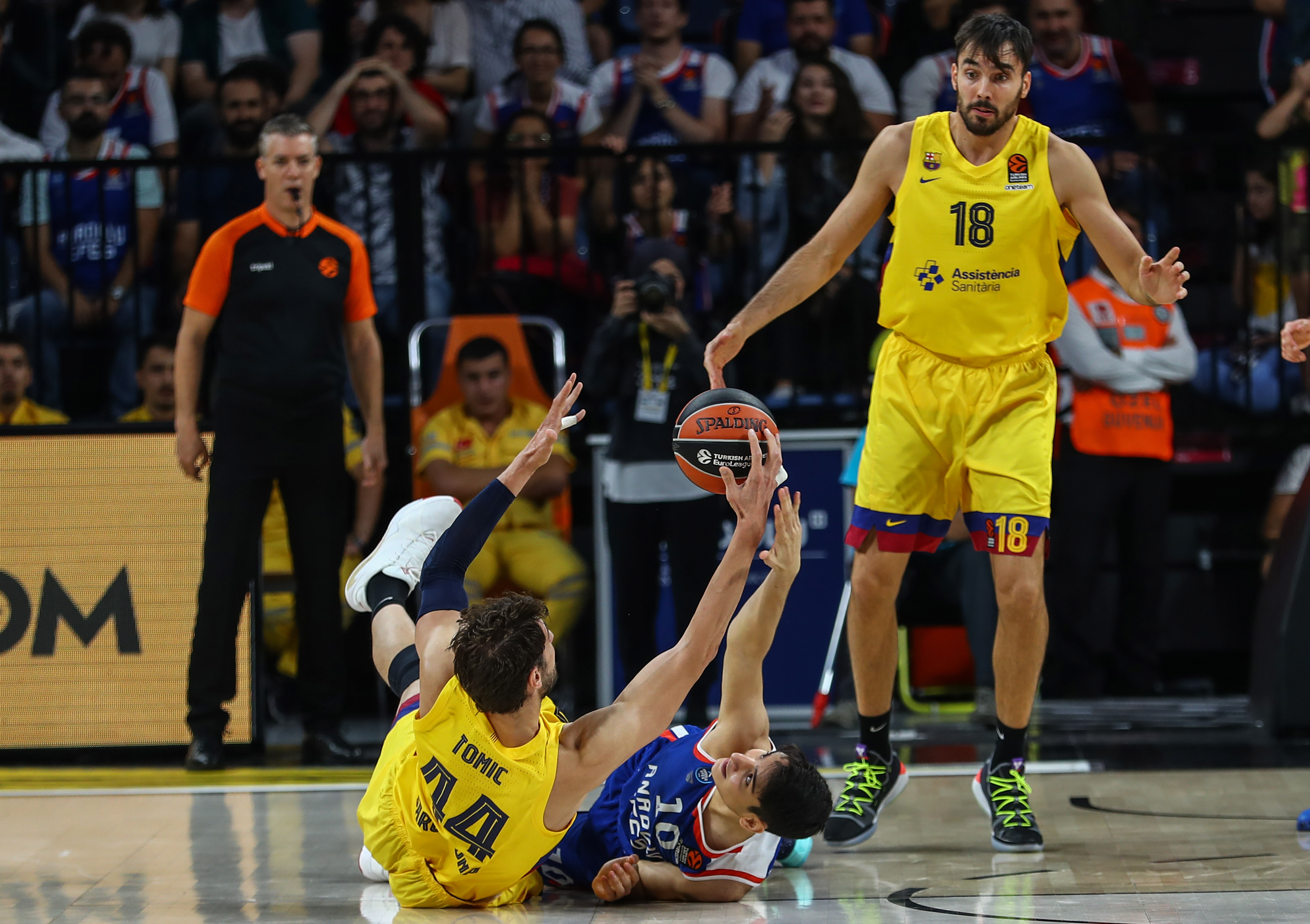 epa07896094 Barcelona's Ante Tomic (L) in action against Anadolu Efes' Omercan Ilyasoglu during the EuroLeague basketball match between Anadolu Efes and Barcelona in Istanbul, Turkey 04 October 2019.  EPA-EFE/SEDAT SUNA