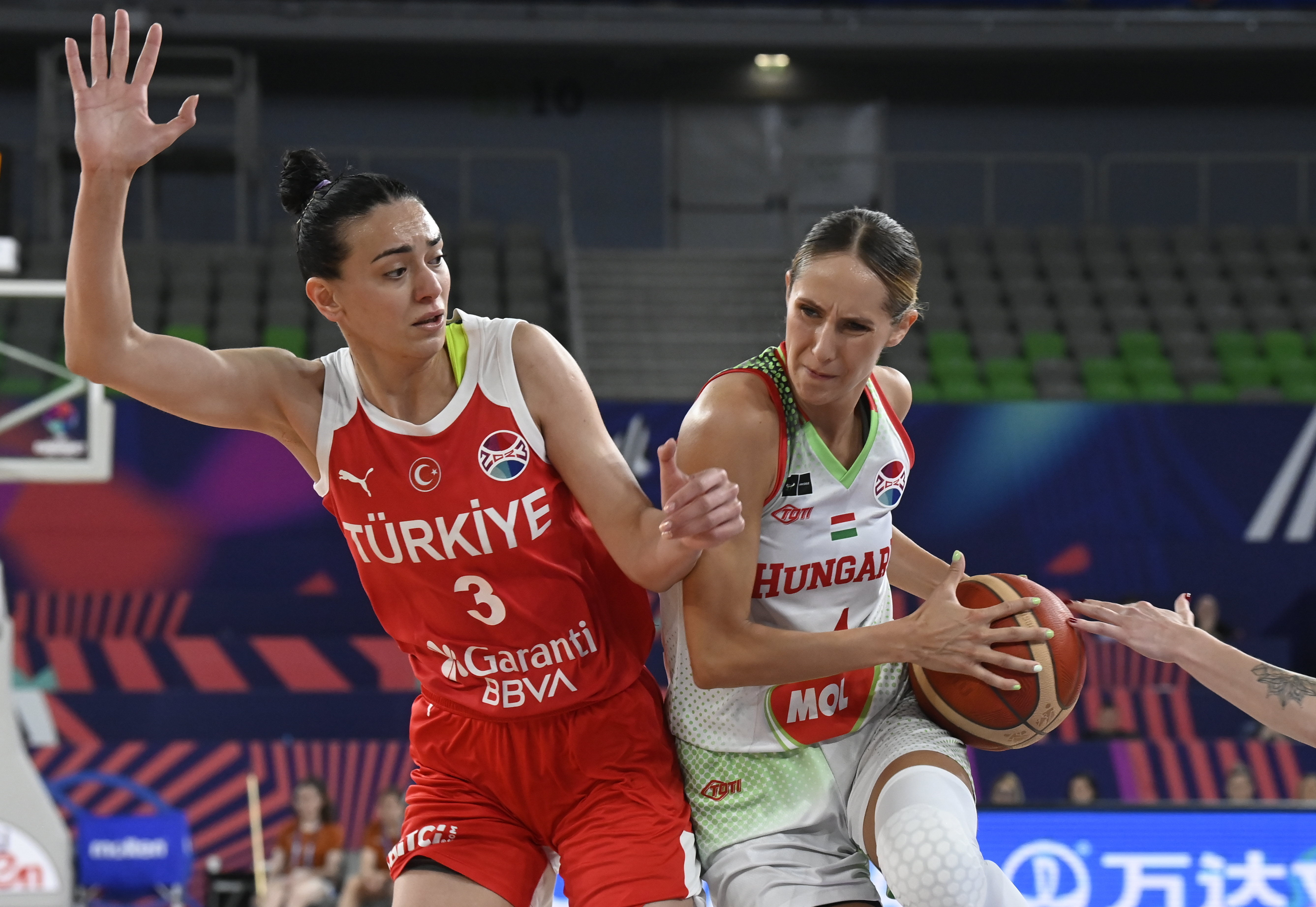 epa10694806 Dora Dubei (R) of Hungary in action against Feride Akalan of Turkey during the FIBA Women's EuroBasket group stage match between Hungary and Turkey in Ljubljana, Slovenia, 16 June 2023.  EPA-EFE/Tamas Kovacs HUNGARY OUT