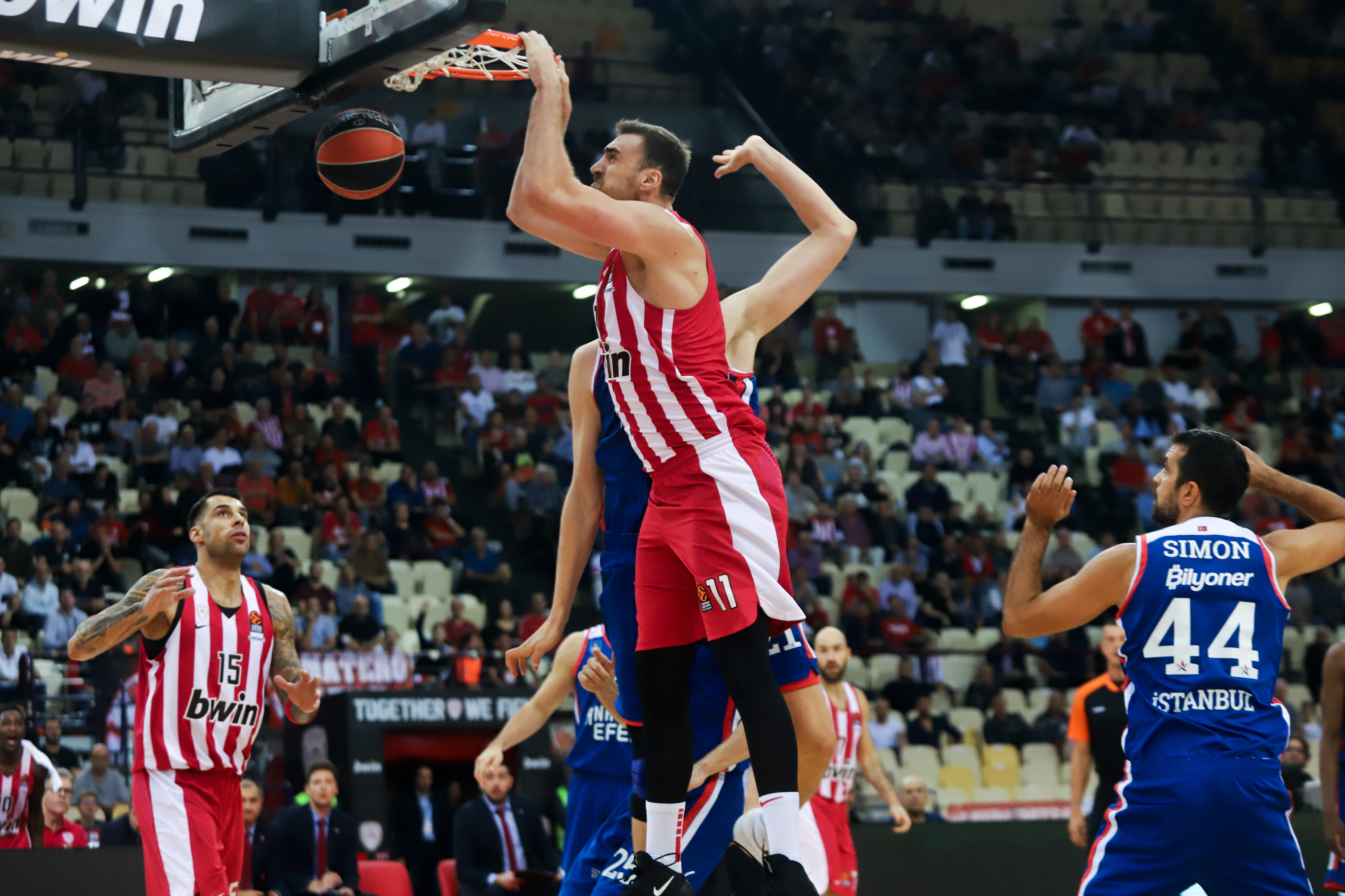 epa07979676 Nikola Milutinov of Olympiacos (M) in action during the Euroleague basketball match Olympiacos Piraeus vs Anadolu Efes at Peace and Friendship Stadium in Piraeus, Greece, 07 November 2019.  EPA-EFE/Georgia Panagopoulou
