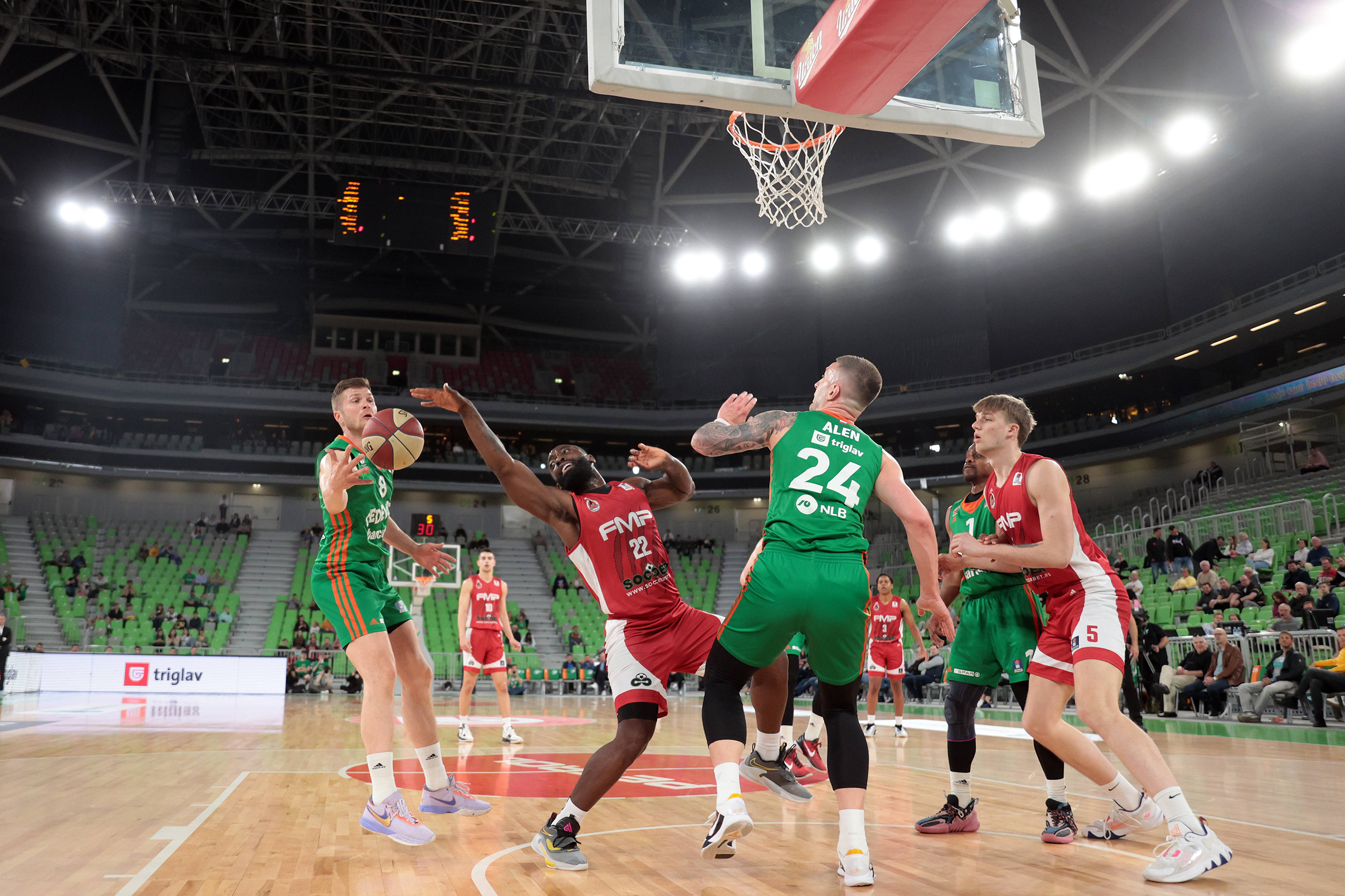 Ljubljana, 29.04.2023. - Kosarkasi Cedevite Olimpije i FMP-a u akciji tokom utakmice cetvrtfinala plej-ofa ABA lige, danas u Dvorani Stozice u Ljubljani. (BETAPHOTO/ABA liga/Cedevita Olimpija/ALES FEVZER)