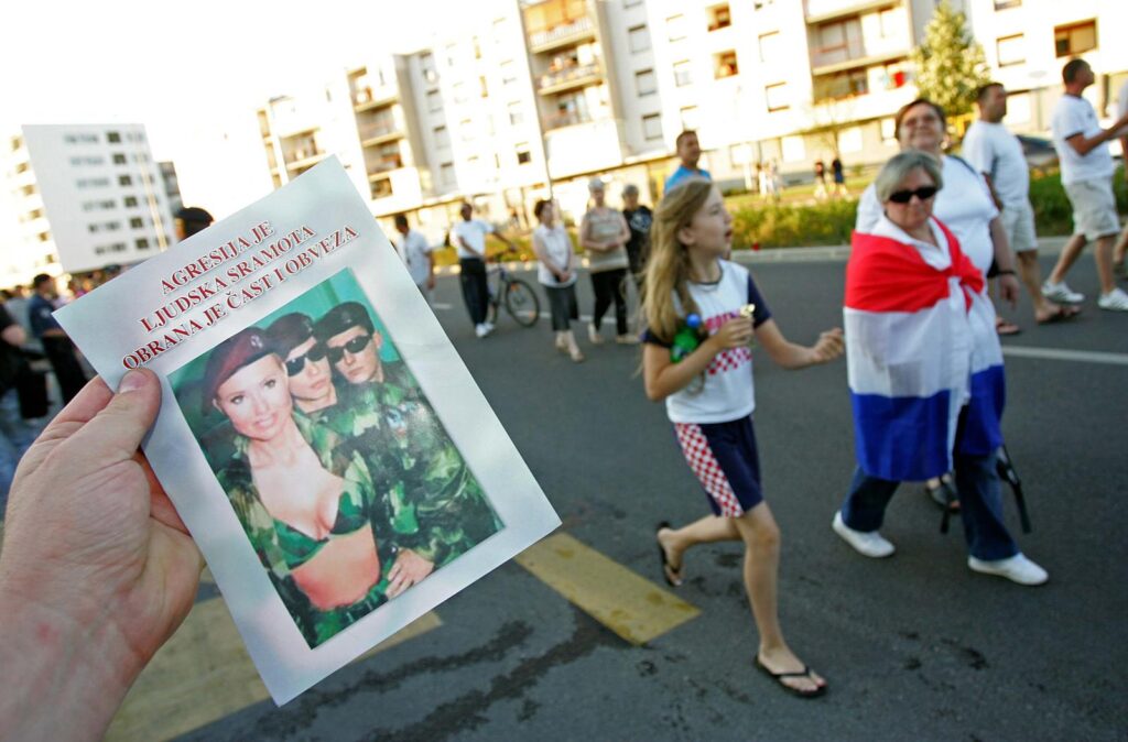 13.06.2009., Zagreb -  Ljubitelji Lepe Brene poceli su se okupljati u Areni prije pocetka koncerta koji je prouzrokovao prosvjede branitelja.rPhoto: Igor Kralj/24sata