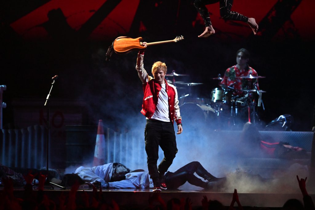 epaselect epa09739320 Ed Sheeran (C) performs during the 42nd Brit Awards ceremony at The O2 Arena in London, Britain, 08 February 2022. The annual pop music awards are presented by the British Phonographic Industry (BPI).  EPA-EFE/NEIL HALL