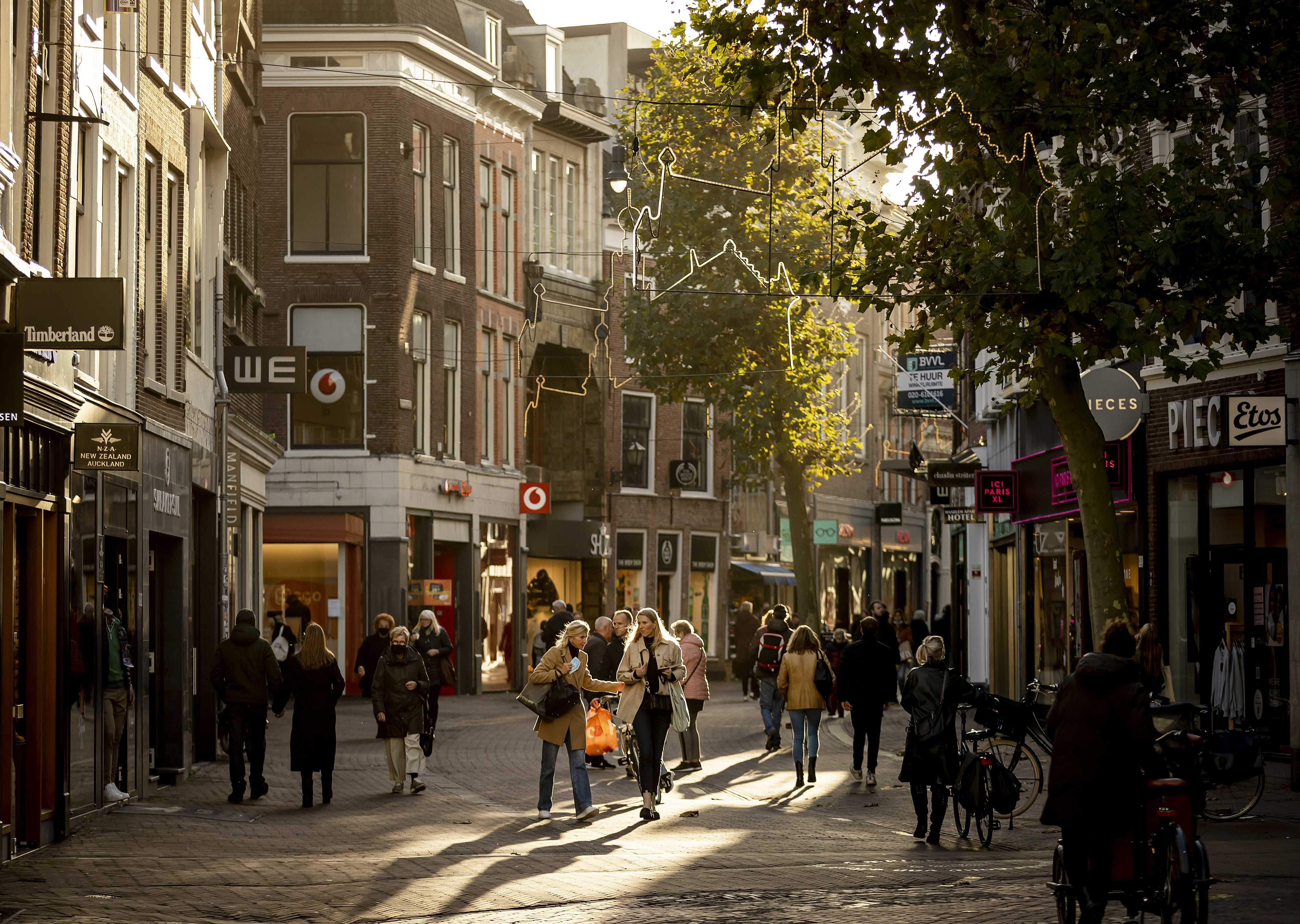 Haarlem shopping streets during mild lockdown Holandija koronavirus