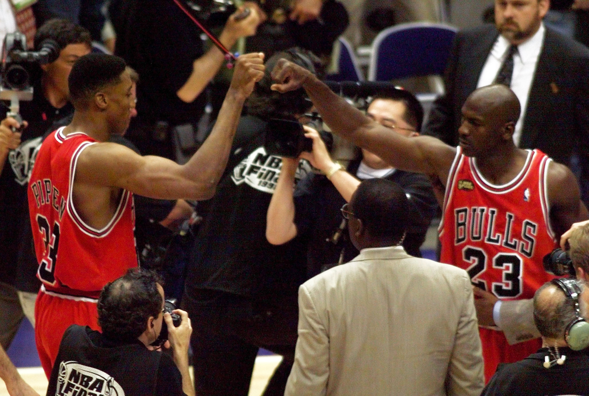 MICHAEL JORDAN AND SCOTTIE PIPPEN SLAP AFTER DEFEATING JAZZ.