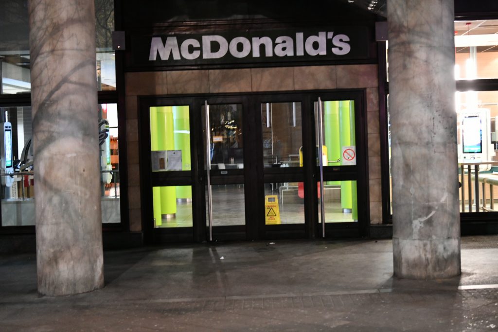 Beograd 21.03.2020. Policijski čas vanredno stanje prazno zatvoreno MekDonalds Foto:Vladislav Mitić/Nova.rs