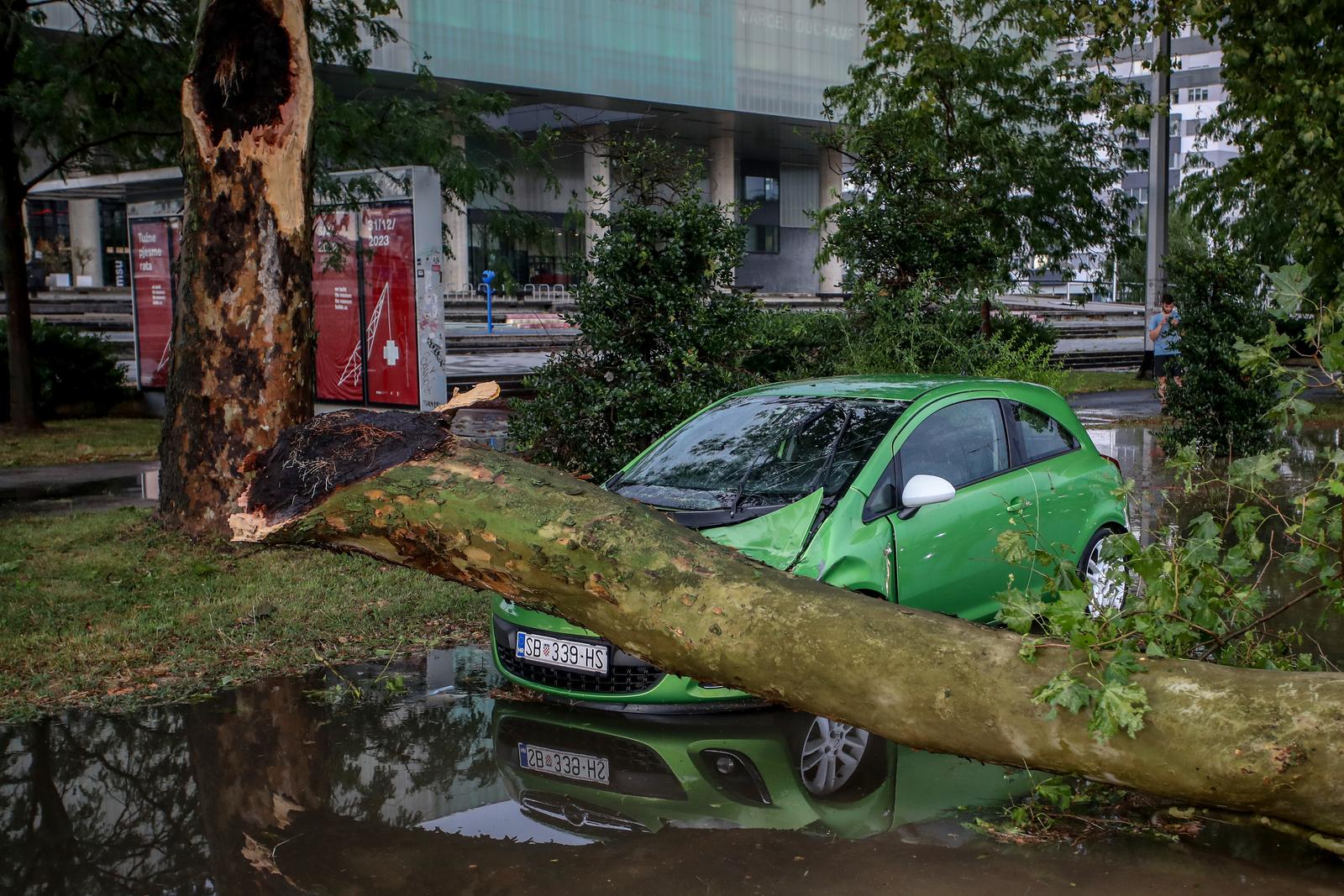 19.07.2023., Zagreb - Posljedice snaznog nevremena u Zagrebu.  Photo: Zeljko Lukunic/PIXSELL
