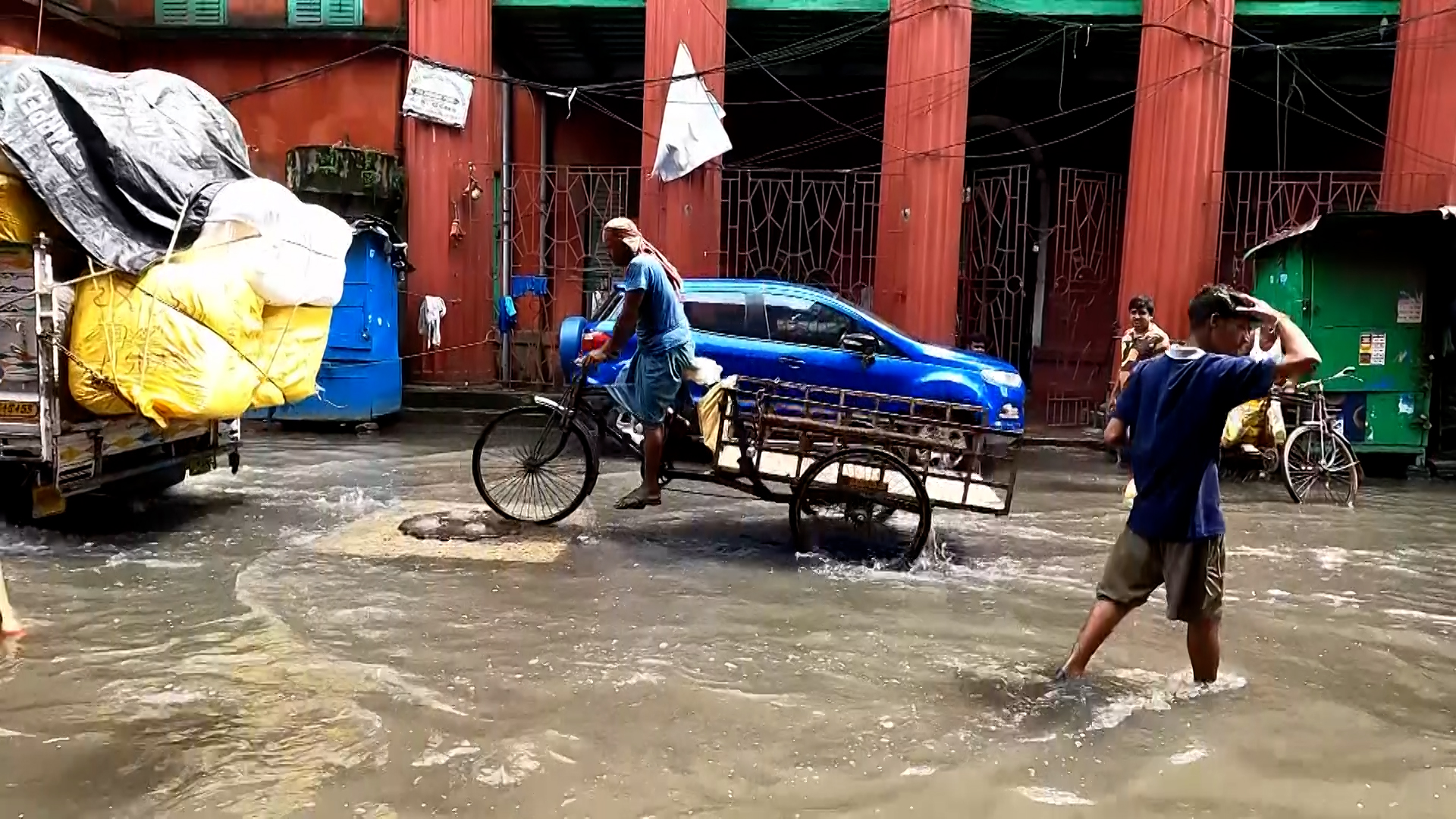 Monsunske kiše u Indiji, potopljene ulice u Kalkuti
