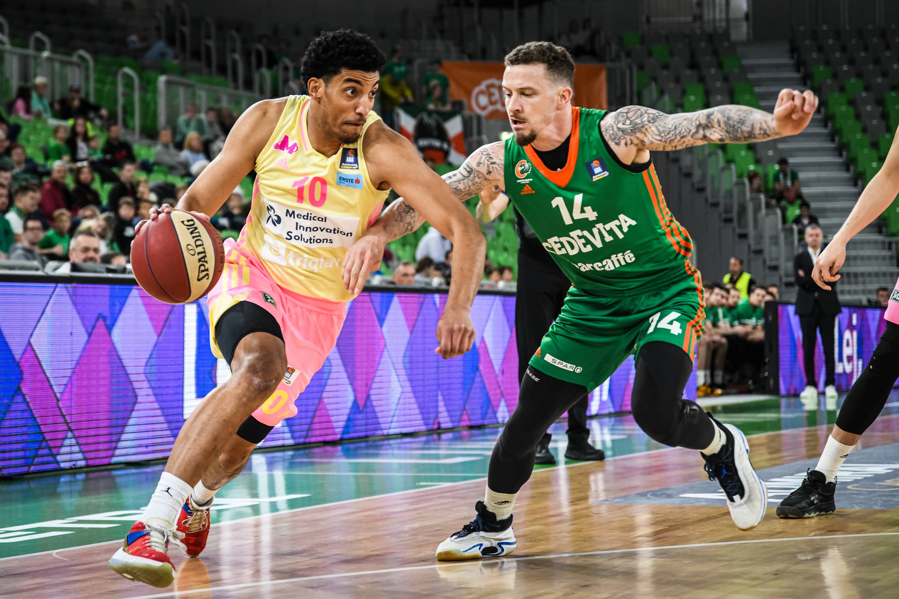 Ljubljana, 15.04.2023. - Kosarkasi Cedevite Olimpije i Mege u akciji tokom utakmice 26. kola ABA lige, danas u Dvorani Stozice u Ljubljani. (BETAPHOTO/ABA liga/Cedevita Olimpija/Dragana Stjepanovic)