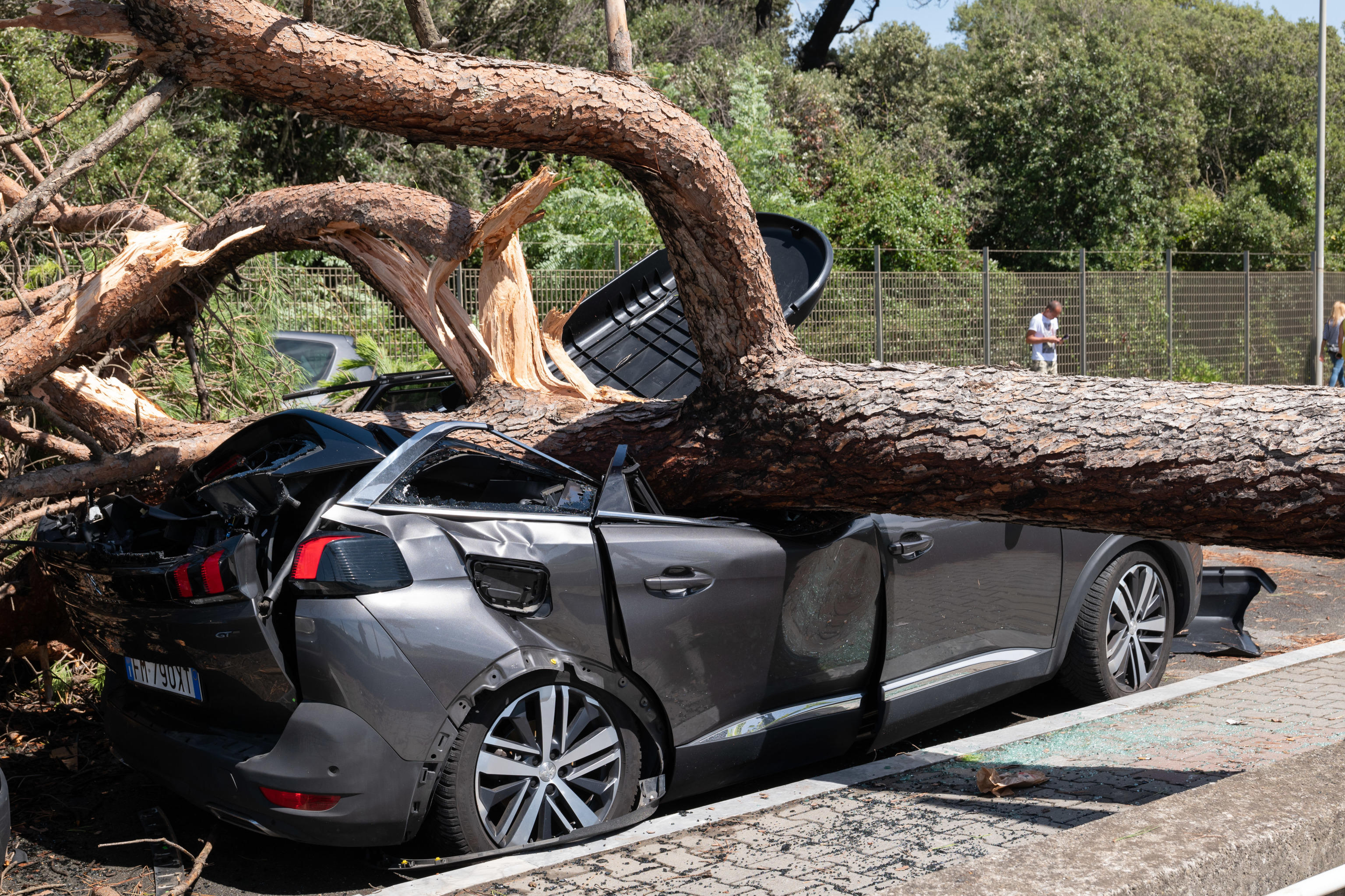 epaselect epa10127351 Aftermath of a tornado that hit a campsite at Marina di Massa, Italy, 18 August 2022. There are at least two people dead and several injured.  EPA-EFE/RICCARDO DALLE LUCHE