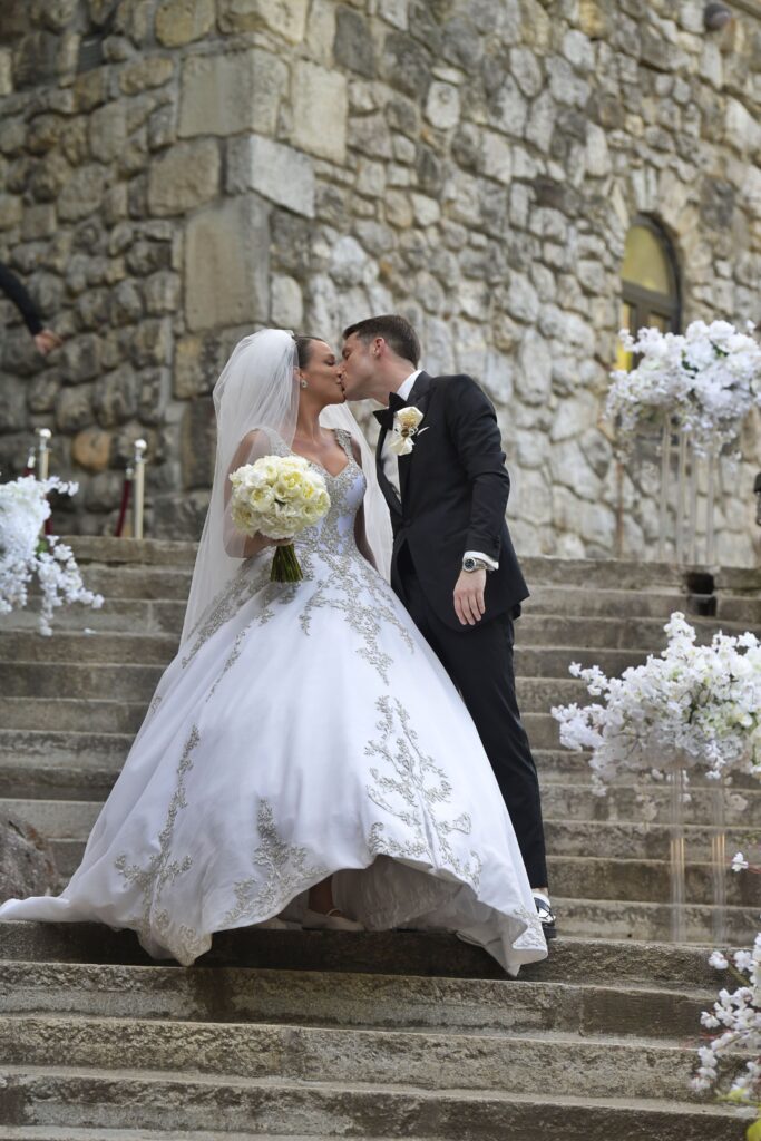 Beograd 20.07.2023. Venčanje pevačice Marije Mikić i Jovana Pantića u restoranu Topčiderac Foto: Goran Srdanov/Nova.rs