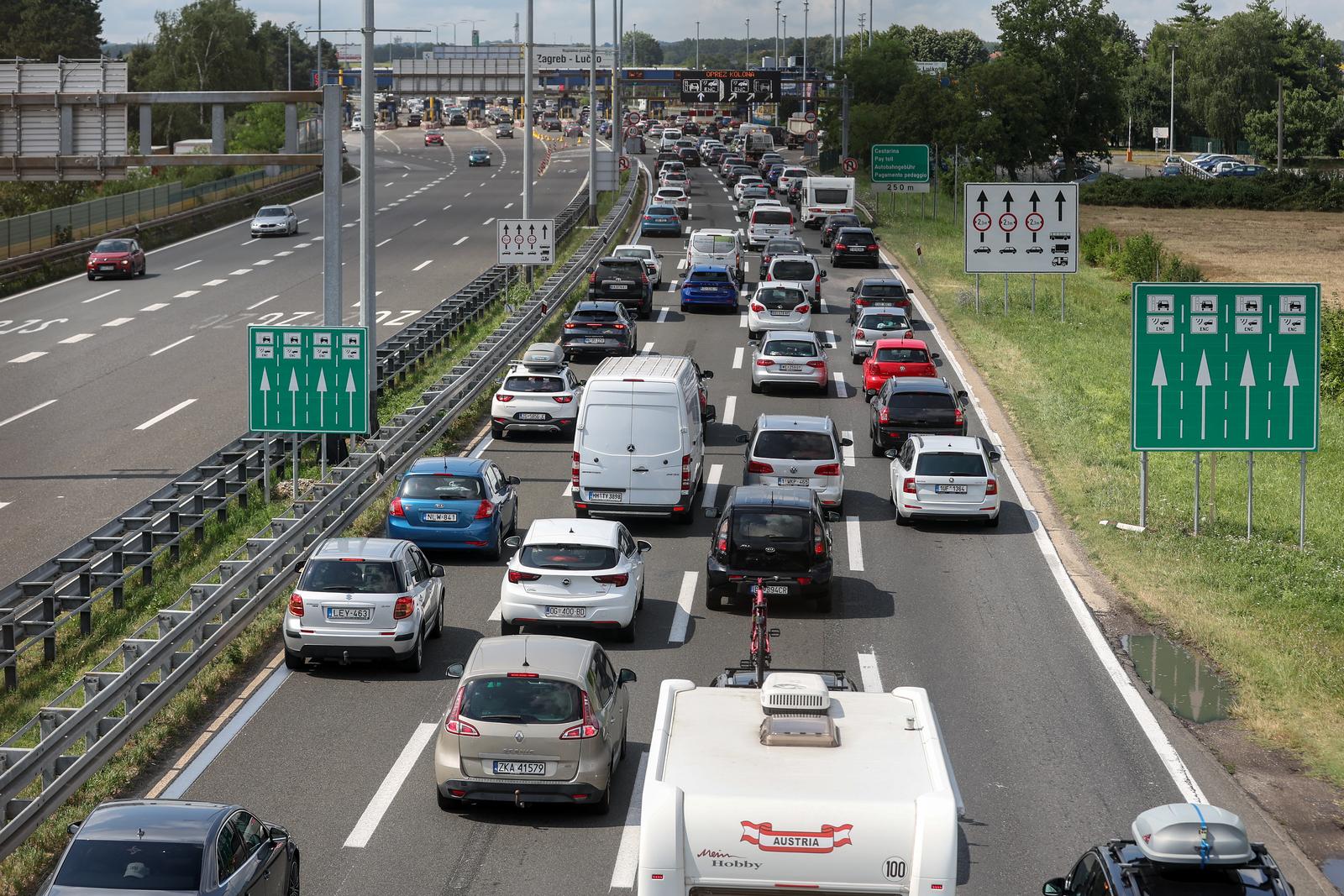 22.07.2023., Zagreb - Guzva na naplatnim kucicama Lucko u smjeru mora. Photo: Igor Kralj/PIXSELL