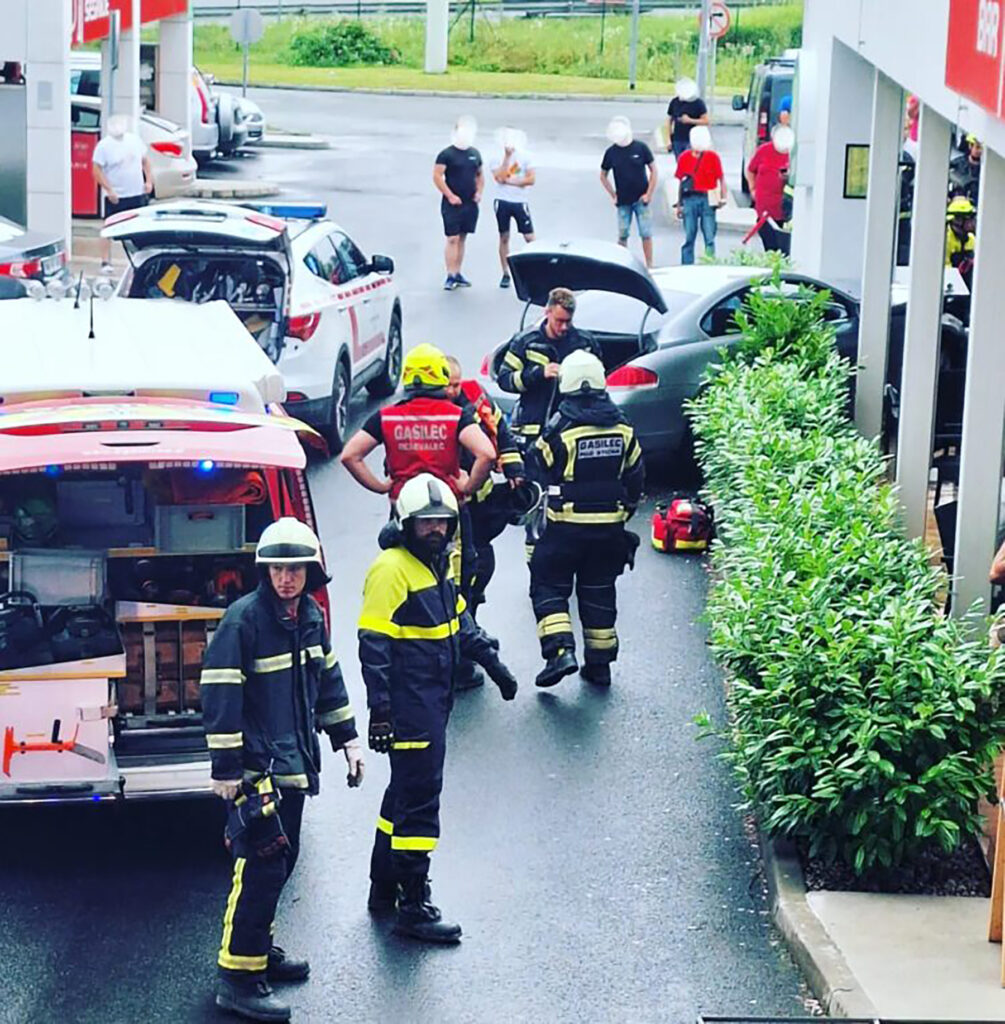 VOZAČ IZGUBIO KONTROLU I PUNOM BRZINOM ULETEO NA TERASU KAFIĆA