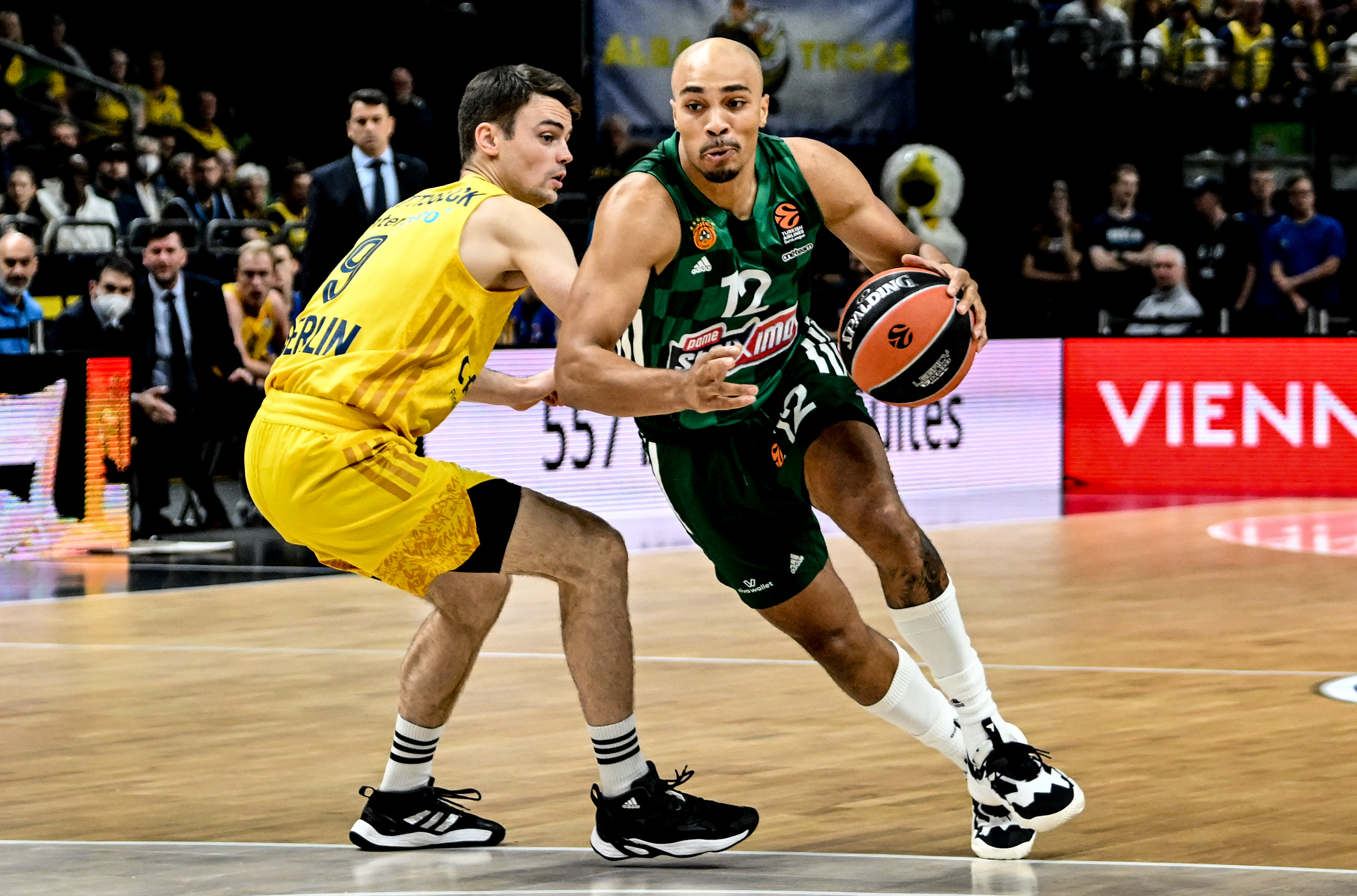 epa10253059 Andrew Andrews (R) of Panathinaikos in action against Jonas Mattisseck (L) of Alba during the Euroleague basketball match between Alba Berlin and Panathinaikos Athen in Berlin, Germany, 19 October 2022.  EPA-EFE/FILIP SINGER