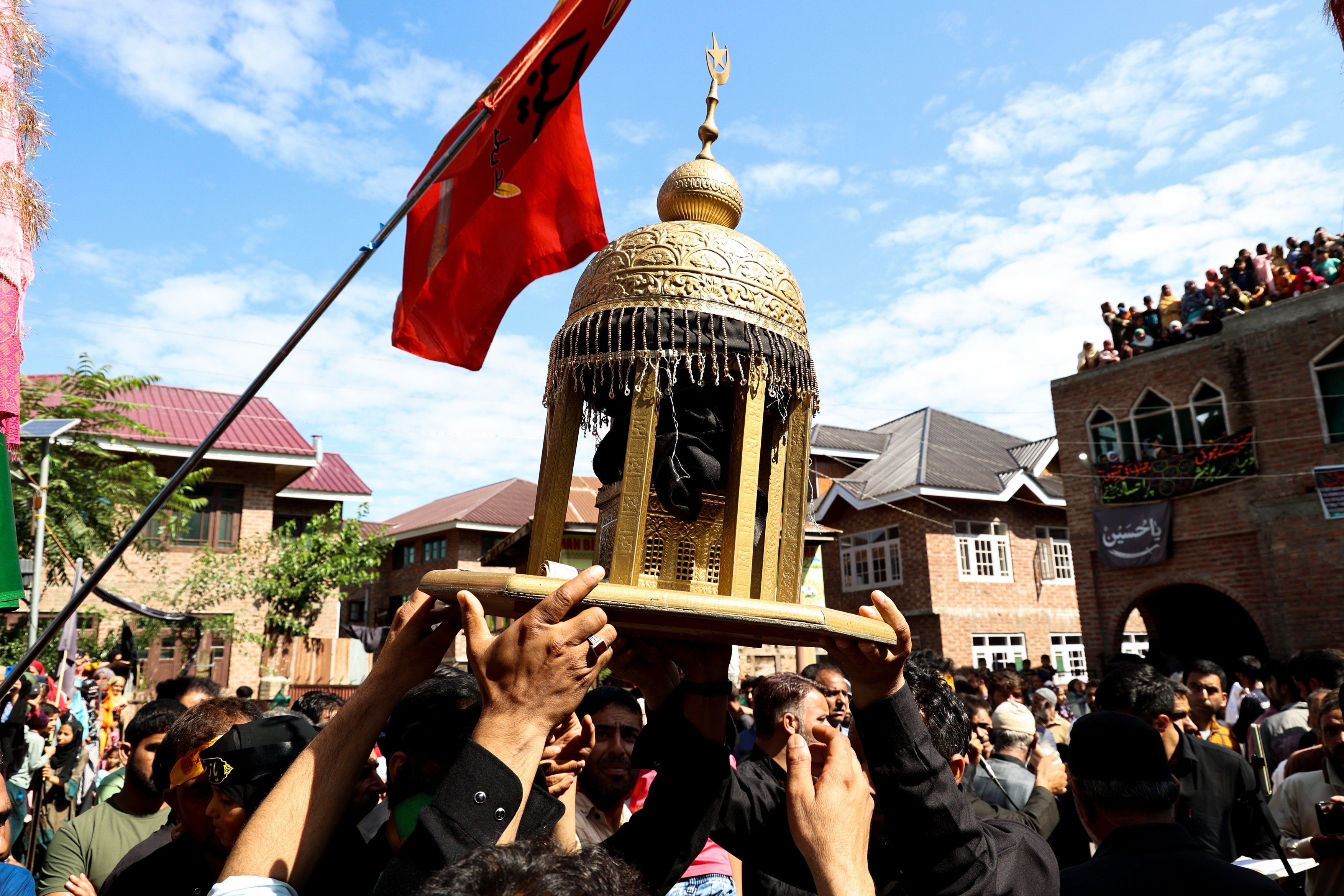 udarila ih struja Indija, praznik muslimanski, Muharram Procession In Sopore, India - 29 Jul 2023