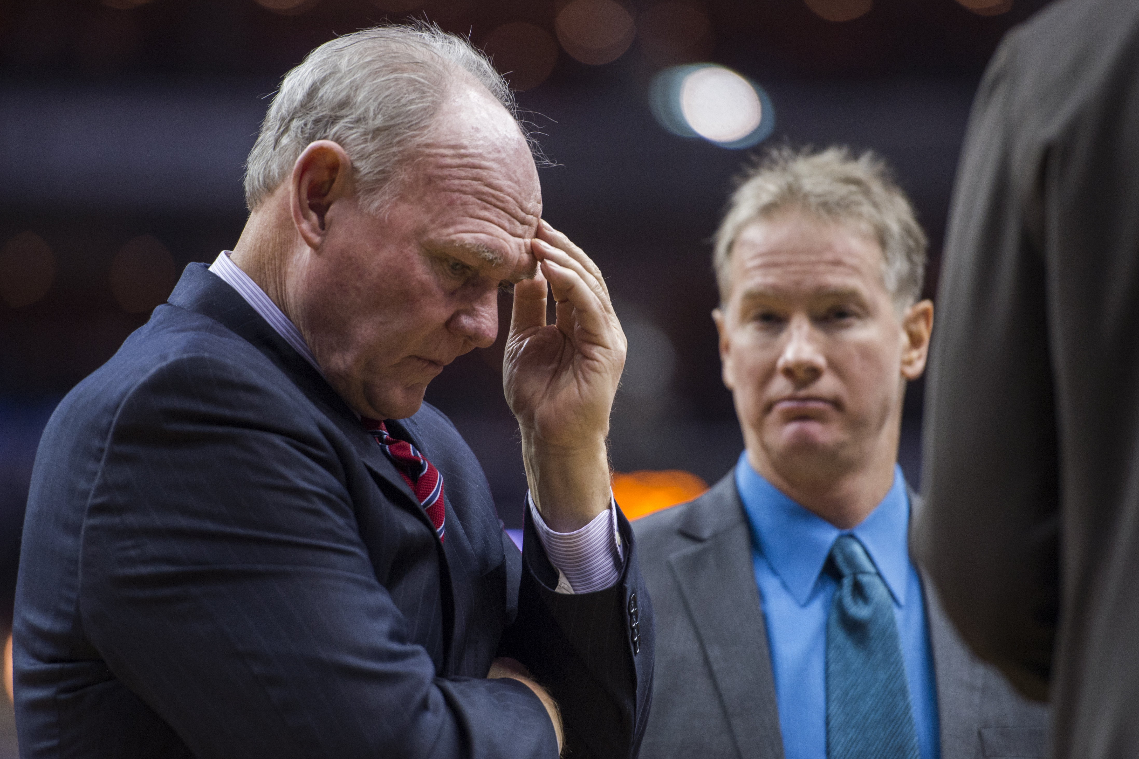 epa05078375 Sacramento Kings head coach George Karl looks on during a timeout against the Washington Wizards in the first half of their NBA game at Verizon Center in Washington, DC, USA, 21 December 2015.  EPA/SHAWN THEW CORBIS OUT