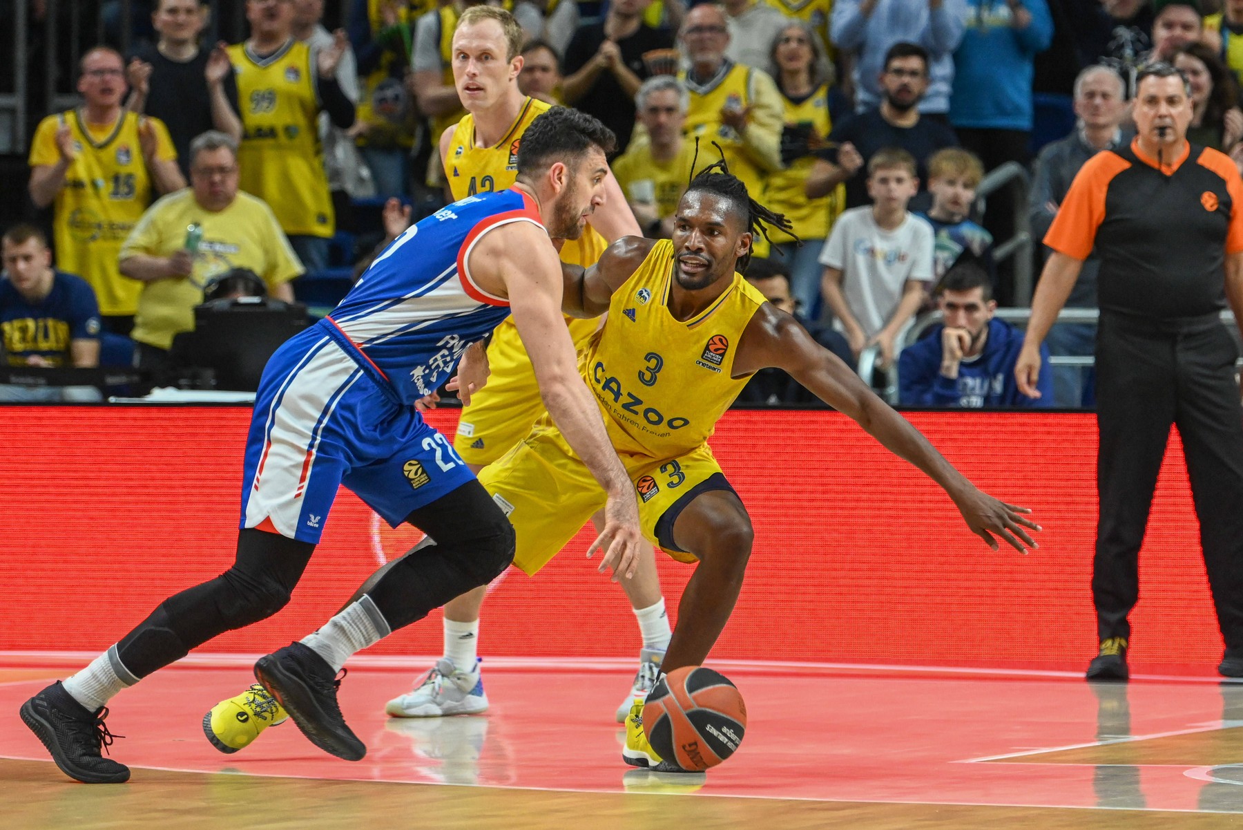 Berlin, Deutschland 23. MĂ¤rz 2023: Basketball EuroLeague - 2022/2023 - Alba Berlin vs. Anadolu Efes Istanbul Im Bild: v.