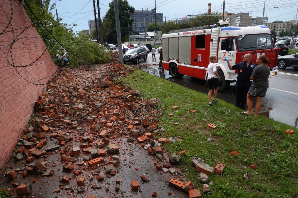 epa09419456 A view of a building damaged after heavy wind and rain in Podolsk outside Moscow, Russia, 18 August 2021. No casualties were reported.  EPA-EFE/MAXIM SHIPENKOV
