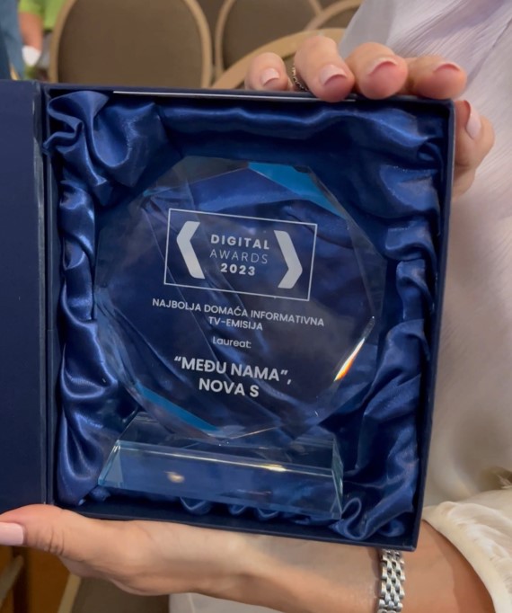 Maji Nikolić sinoć je uručena nagrada za najbolju zabavno-informativnu emisiju - "Među nama, na konferenciji Digital 2023.