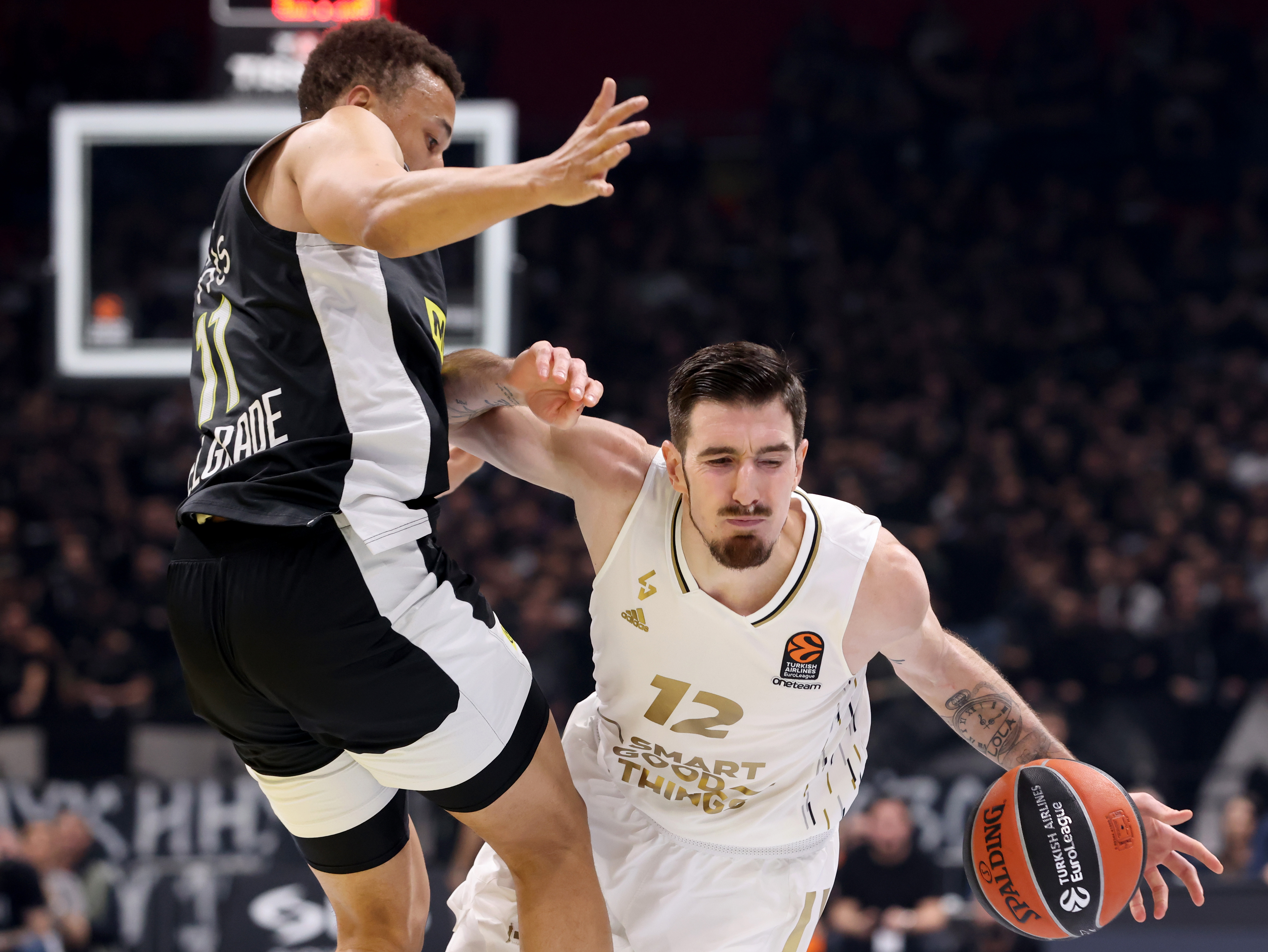 epa10441690 Asvel's Nando De Colo (R) in action against Partizan's Dante Exum (L) during the Euroleague basketball match between Partizan Belgrade and Asvel Villeurbanne in Belgrade, Serbia, 31 January 2023.  EPA-EFE/ANDREJ CUKIC