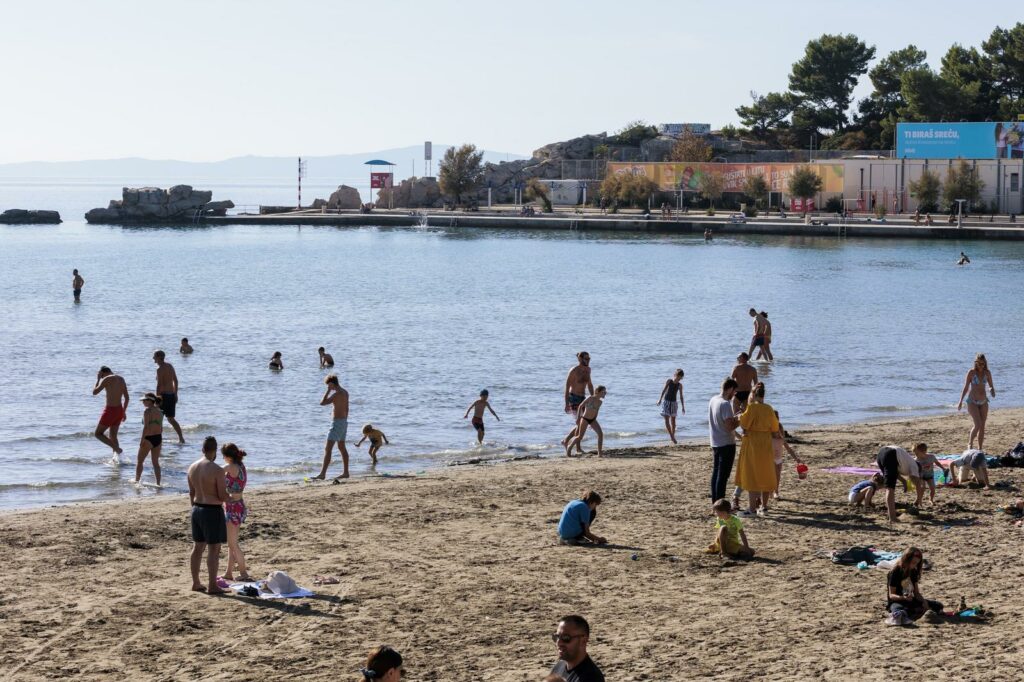30.10.2022., Split - Suncan dan na plazi Bacvice.
 Photo: Miroslav Lelas/PIXSELL