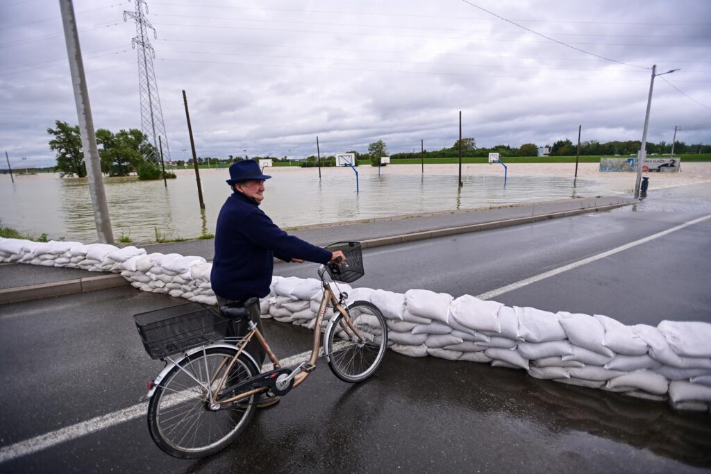 05.08.2023., Zagreb - Nakon sto je sinoc aktiviran oteretni kanal Sava-Odra jutros u naselju Blato zatvorena je cesta koja vodi prema Luckom. Zadnji put kanal je aktiviran 2010. godine. Photo: Igor Soban/PIXSELL