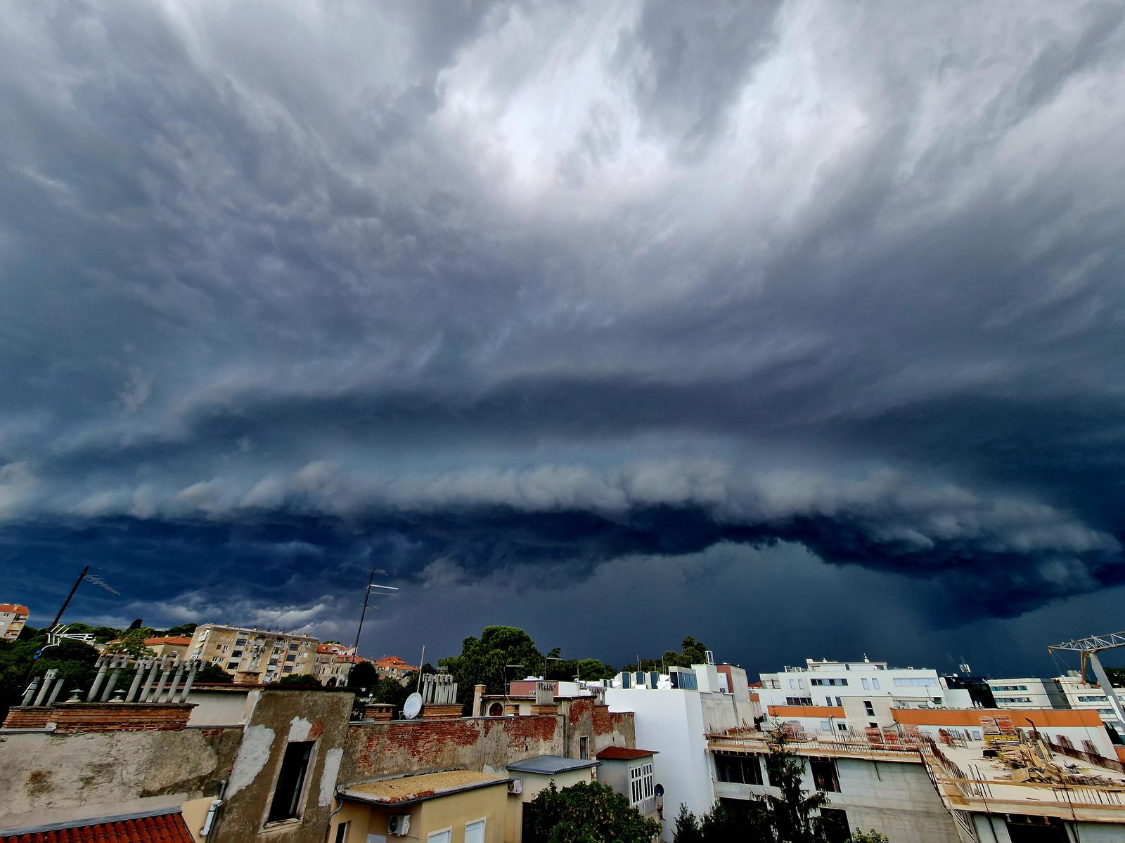 06.08.2023., Pula: Oblaci nad Pulom najavljivali nevrijeme, koje je i ovaj put zaobislo najveci grad istarskog poluotoka. Photo: Sasa Miljevic / PIXSELL/PIXSELL