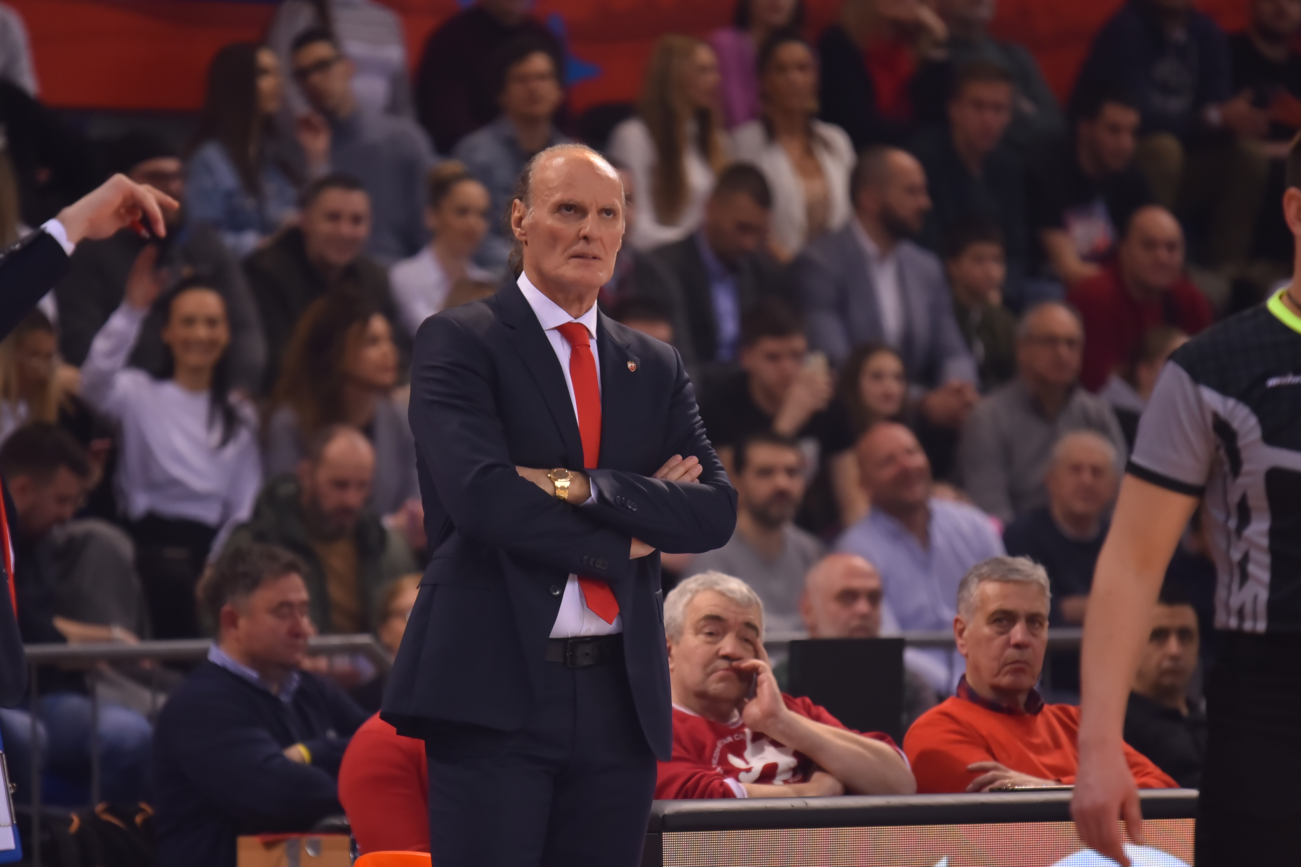 Ni, 18. februara 2023.- Koarkai Crvene zvezde i Mege igraju u finalu zavrnog turnira Kupa Radivoja Koraca u Niu. Trener Crvene zvezde Duko Ivanovic na utakmici. FOTO TANJUG/ DIMITRIJE NIKOLIC/ bg