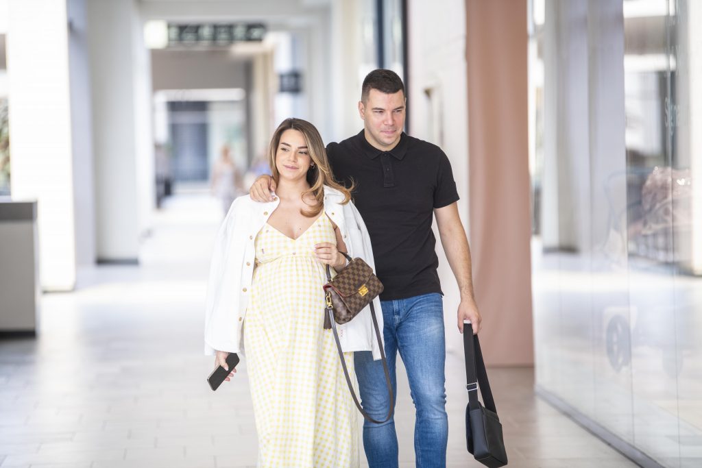 Beograd 27. jul 2022. Ivana Pavkovic trudna pevacica i njen suprug muz Petar Mitic u trznom centru Galerija Foto:Dragan Mujan/Nova.rs