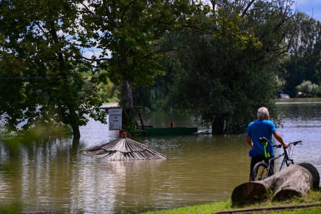 08.08.2023., Soderica - Ljudi brane vikendice uz jezero Soderica dok Drava koja ulazi u jezero dize vodostaj. Photo: Igor Soban/PIXSELL