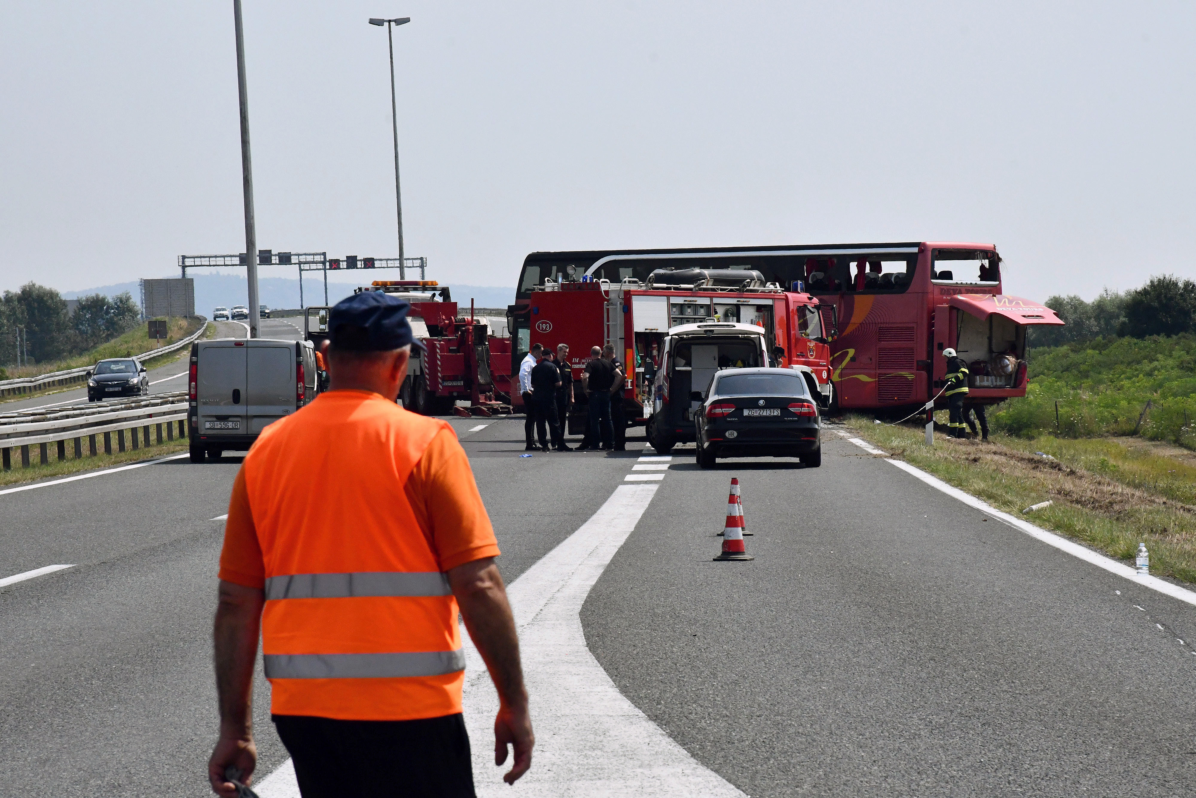 Slavonski Brod, 25. jula 2021.-Teska saobracajna nesreca dogodila se jutros kod Slavonskog Broda, a u njoj je, prema najnovijim informacijama, poginulo 10 osoba, a nekoliko desetina povredjeno, saopstila je hrvatska policija. FOTO TANJUG/ FOTO HINA/ nr