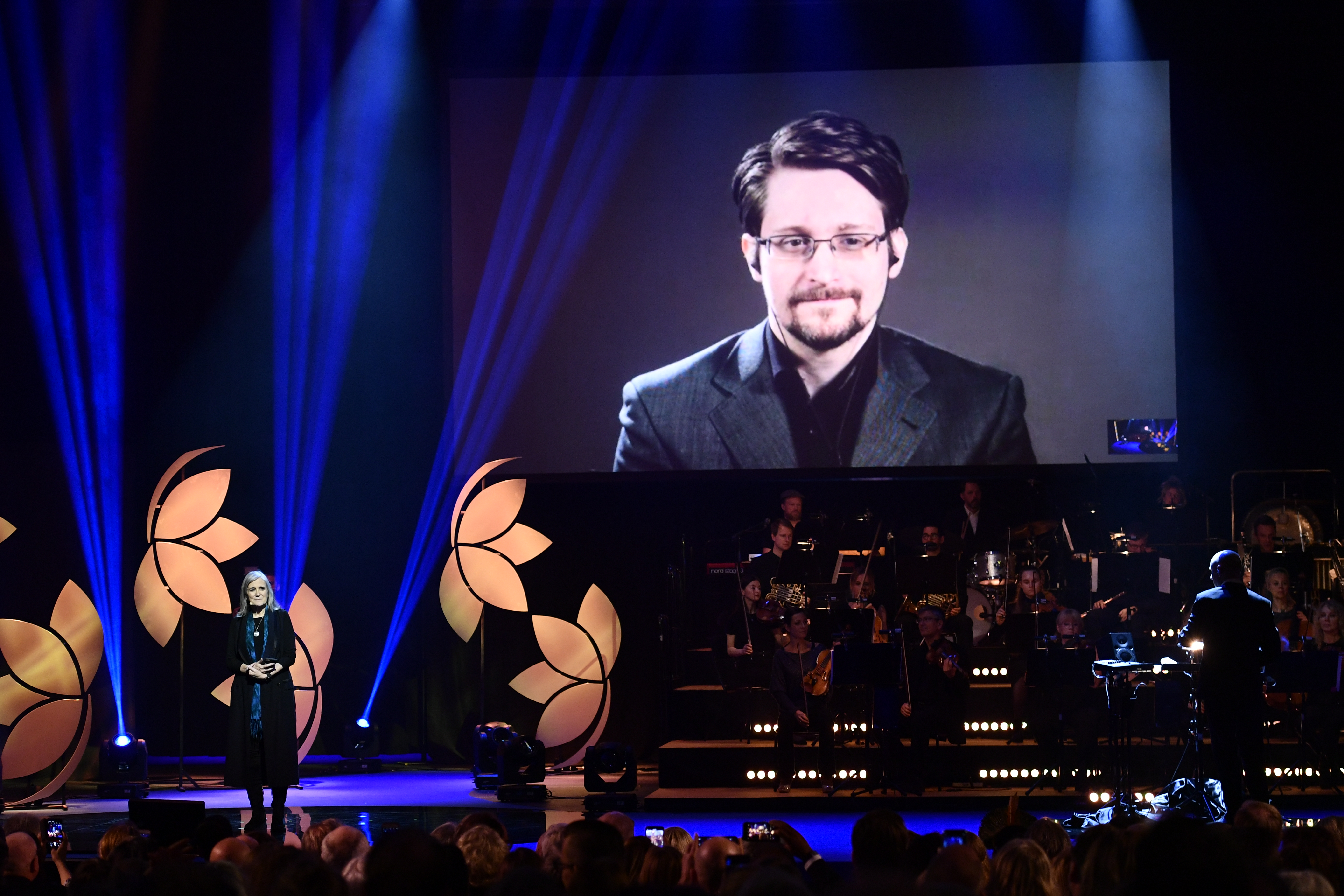 Edvard Snouden
epa08044795 Former Right Livelihood laureate Edward Snowden speaks from a video screen during the 2019 Right Livelihood Award ceremony at Cirkus, in Stockholm, Sweden, 04 December 2019.  EPA-EFE/Erik Simander/TT  SWEDEN OUT