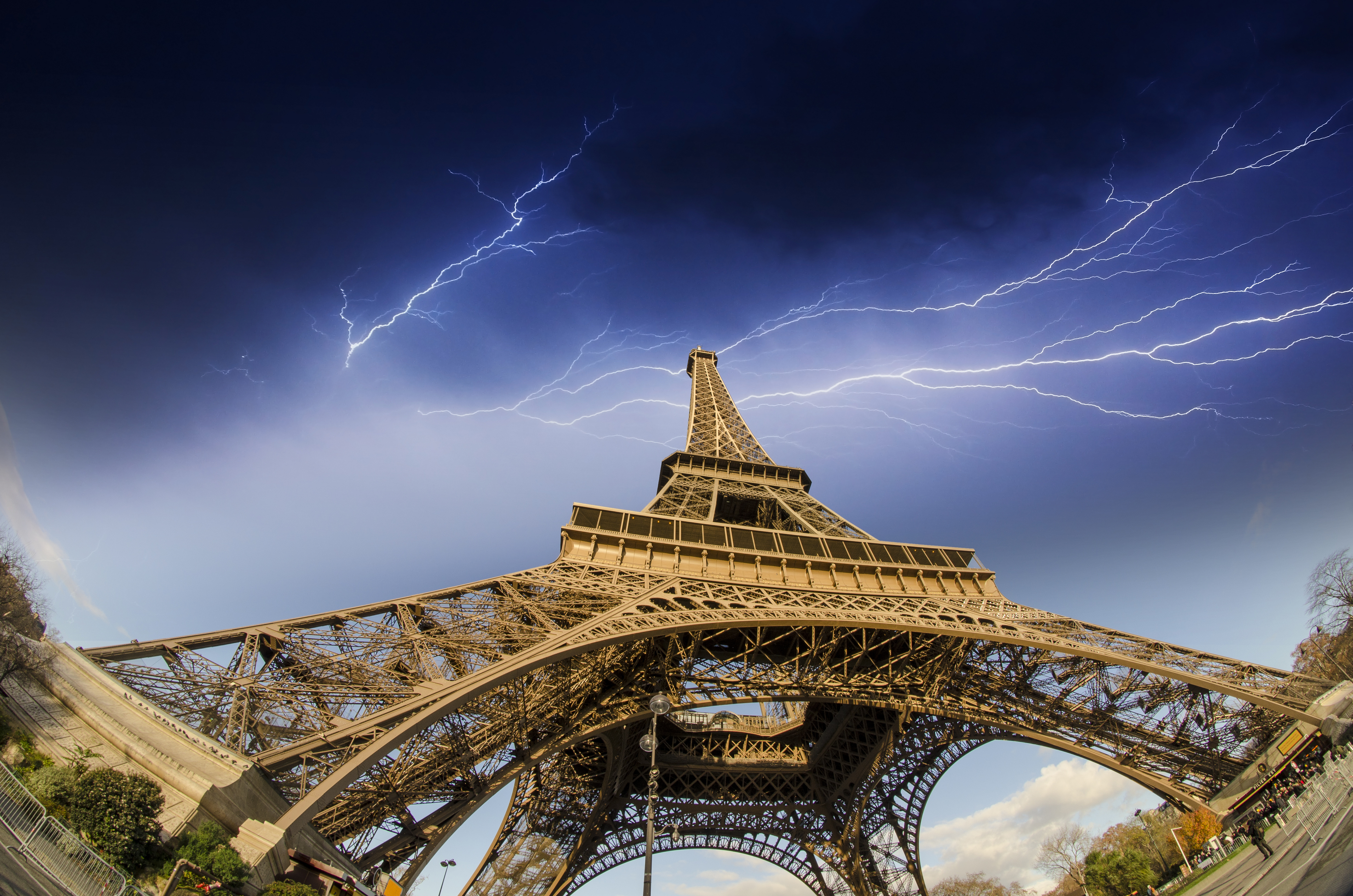 Storm,And,Lightnings,Over,Tour,Eiffel,In,Paris