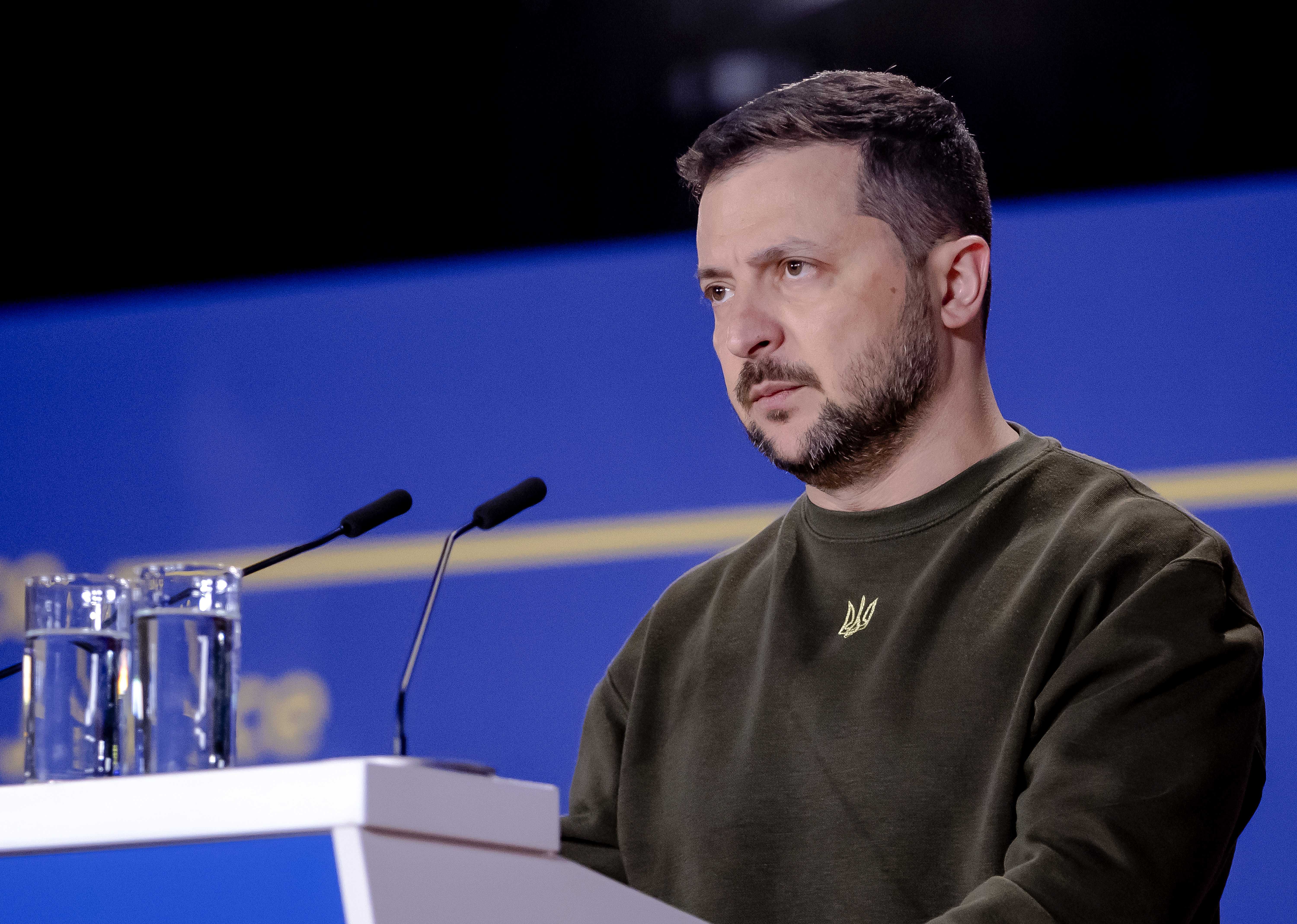 epa10607950 Ukrainian President Volodymyr Zelensky gives a speech at the World Forum in the Hague, the Netherlands, 04 May 2023.  EPA-EFE/Remko de Waal