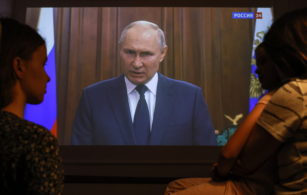 epa10712787 A family watches Russian President Vladimir Putin's video address to the Nation in Moscow, Russia, 26 June 2023.  EPA-EFE/SERGEI ILNITSKY