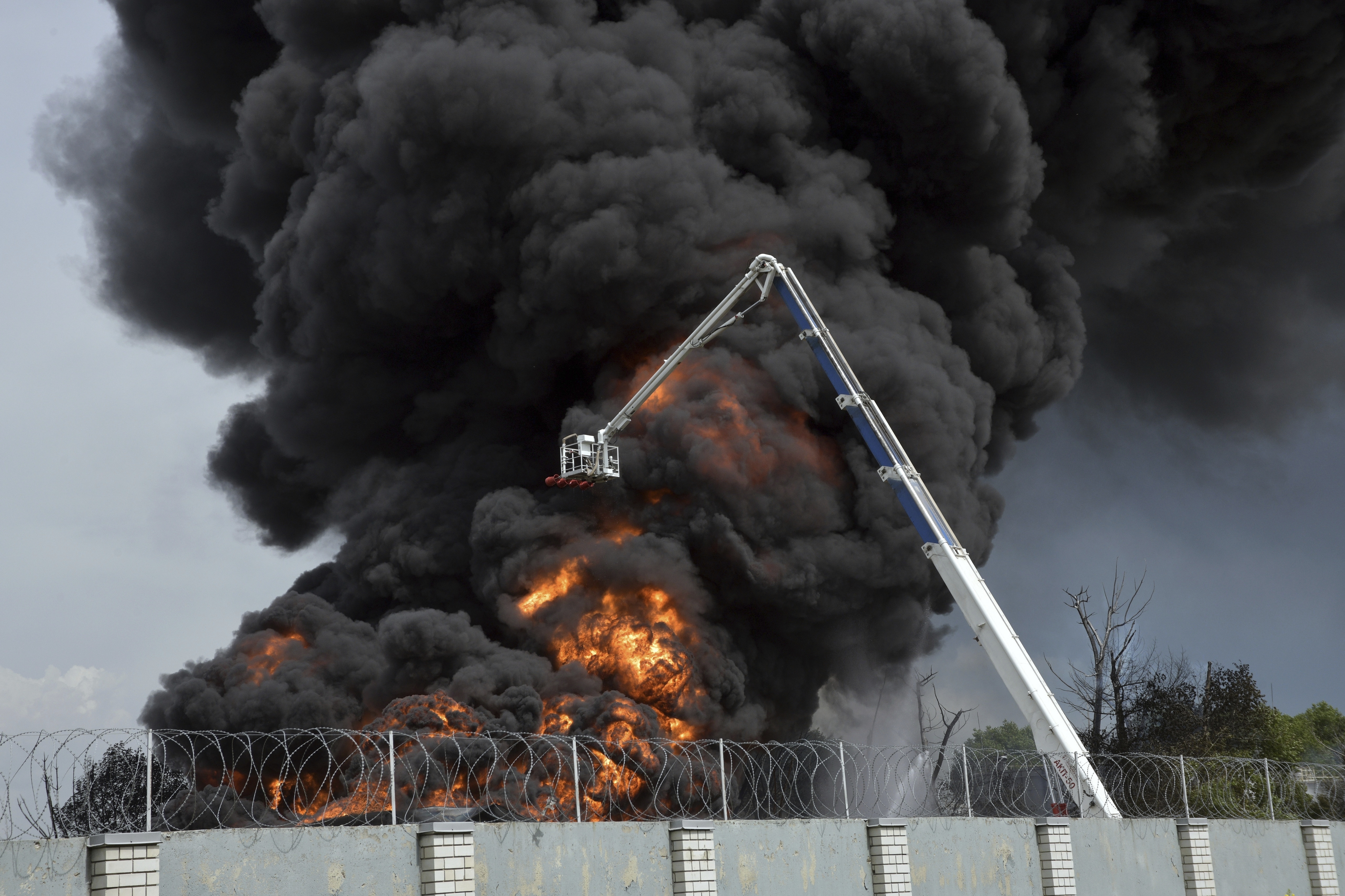 Rusija
Firefighters work on extinguishing thae fire after reports an explosion hit a fuel depot in Voronezh, Russia, some 460 kilometers (285 miles) south of Moscow, Saturday, June 24, 2023. (Andrey Arxipov, Kommersant Publishing House via AP)
