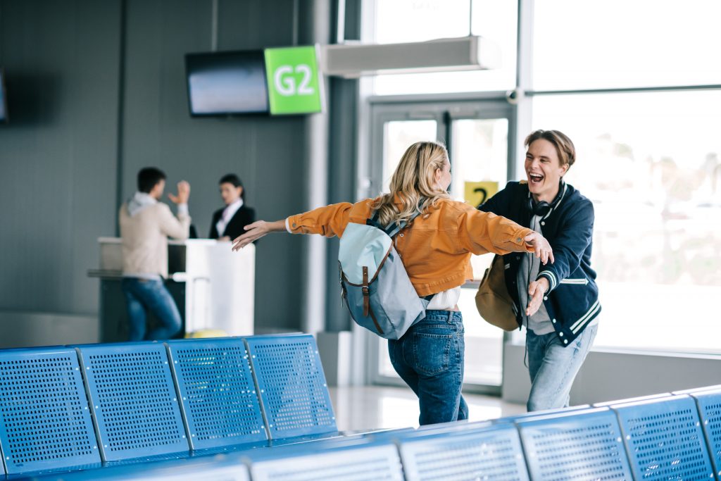 Aerodrom, povratak, porodica, prijatelji, zagrljaj Foto: Shutterstock