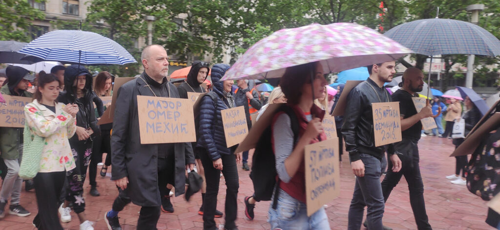 Beograd 27.05.2023. Protest protiv nasilja treci, glumci sa transparentima, imena zrtava stradalih , Nikola Kojo