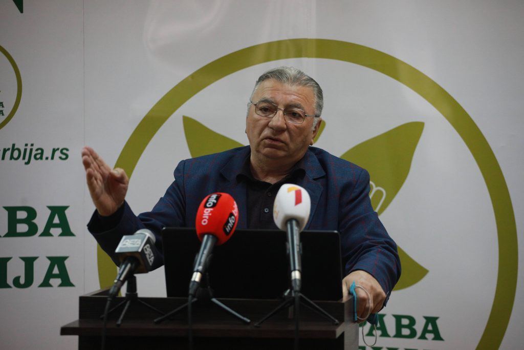 Beograd, 27.04.2021. - Glumac Milenko Pavlov govori na konferenciji za novinare na kojoj se govorilo o Zakonu o istopolnim brakovima, danas u prostorijama Zdrave Srbije u Beogradu.   (BETAPHOTO/MILOS MISKOV/MO)