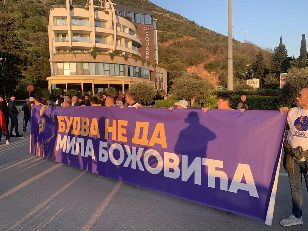 Protest podrške Božoviću: Blokiran kružni tok na ulazu u Budvu