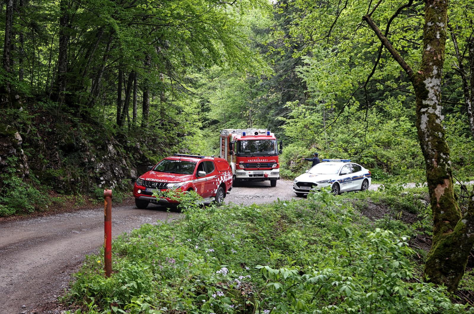 21.05.2023., Modrus - Istrazitelji odlaze s mjesta nesrece nakon zavrsenog ocevida na mjestu pada aviona na Maloj Kapeli. Photo: Boris Scitar/PIXSELL